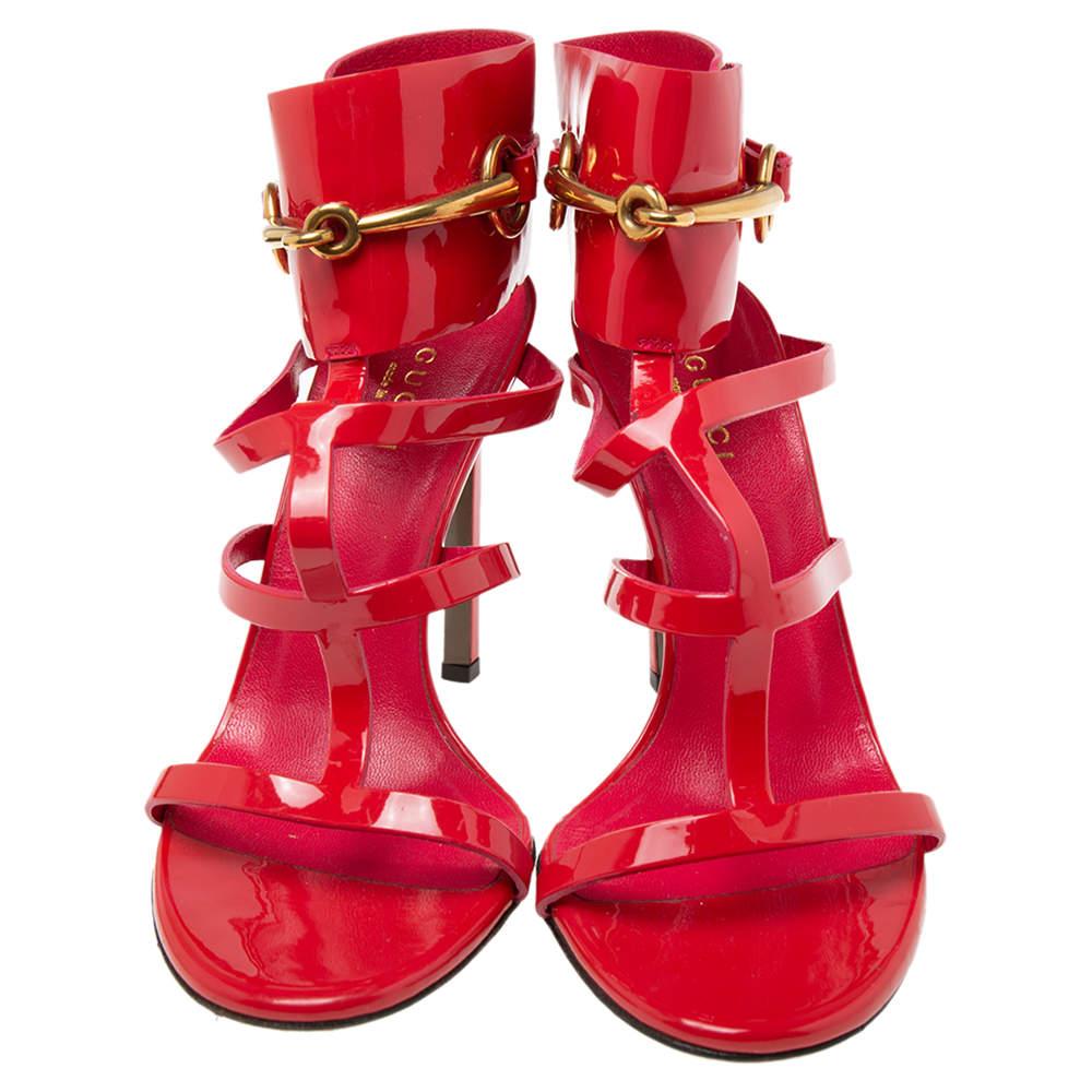 These Ursula sandals by Gucci are stylish, bold, and sleek. Made from pink-colored patent leather, they are adorned with straps across their fronts and thick adjustable ankle straps with Gucci Horsebit detailing. They have open toes and 10.5 cm high