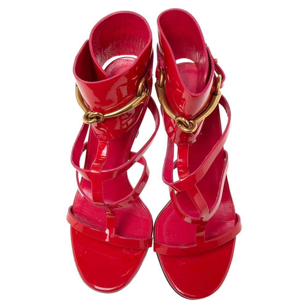 Gucci Shocking Pink Patent Leather Ursula Horsebit Ankle-Strap Sandals Size 36 In Good Condition In Dubai, Al Qouz 2