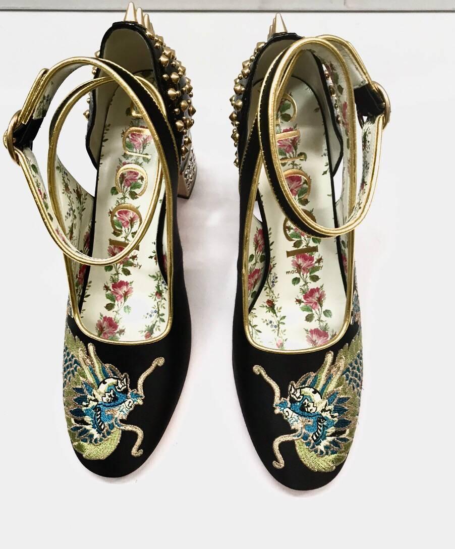 Gucci Shoes Decoltè in Satin Fabric with Dragon Print and Crystal Heel 2017 In New Condition For Sale In Lombardia, IT