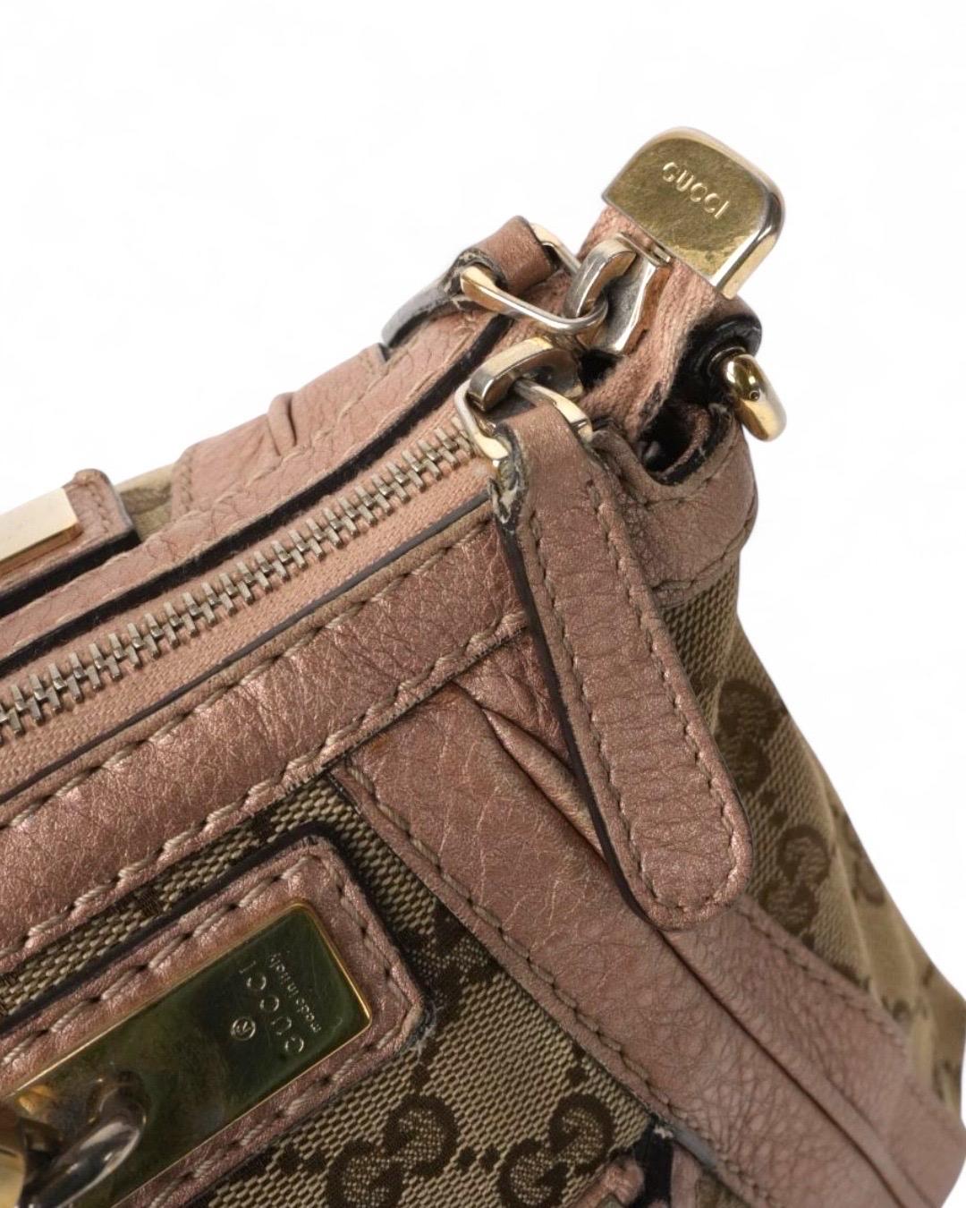 Borsa firmata Gucci, linea bamboo, modello shopper bella nella misura medium, realizzata in tela nella classica fantasia GG Supreme con inserti in pelle rosa e hardware dorato. Dotata di una chiusura superiore a zip, internamente rivestita in tela