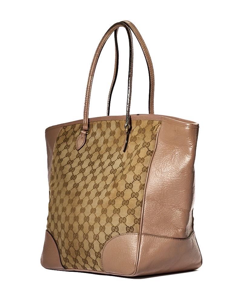 Borsa firmata Gucci, modello Shopper Square, realizzata in tela nella classica fantasia GG Supreme con inserti in pelle rosa e hardware dorato. Dotata di una chiusura superiore a zip, internamente rivestita in tela beige con comode tasche, la borsa