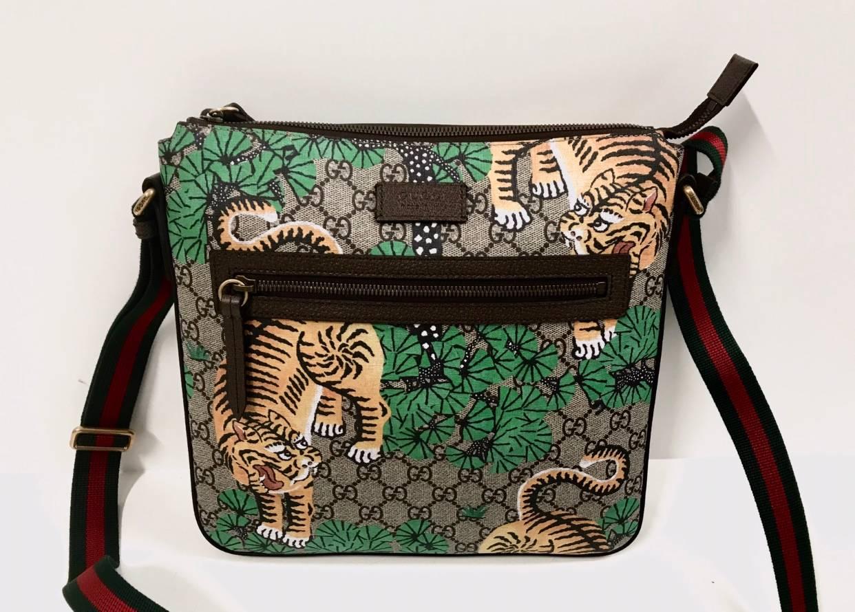 Gucci ♥ ️
Beige / ebony GG Supreme fabric, material with reduced environmental impact, with brown leather trim
Adjustable nylon shoulder strap with leather shoulder strap, height 60cm
Zipper closure
Microfibre lining
Made in Italy
New condition
Fast
