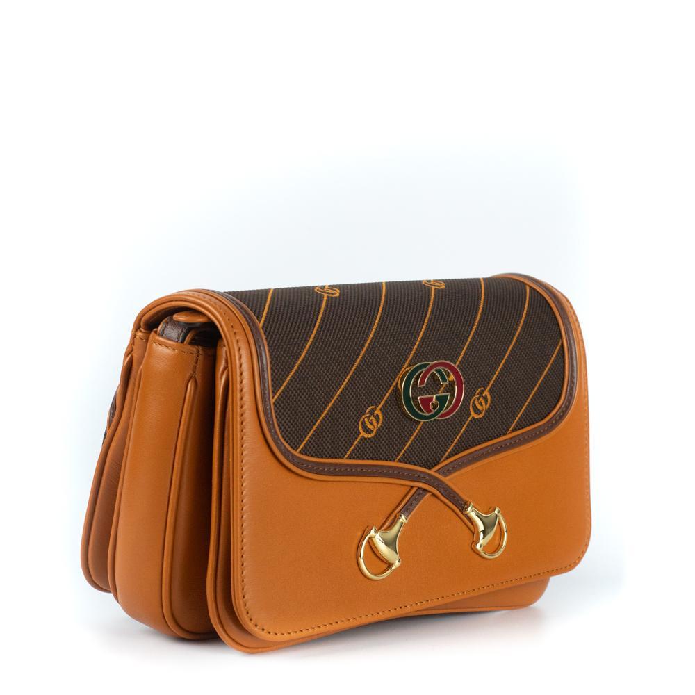 - Designer: GUCCI
- Condition: Very good condition. Sign of wear on Leather
- Accessories: Dustbag
- Measurements: Width: 20cm, Height: 13cm, Depth: 7cm, Strap: 140cm
- Exterior Material: Leather
- Exterior Color: Brown
- Interior Material: Cloth
-