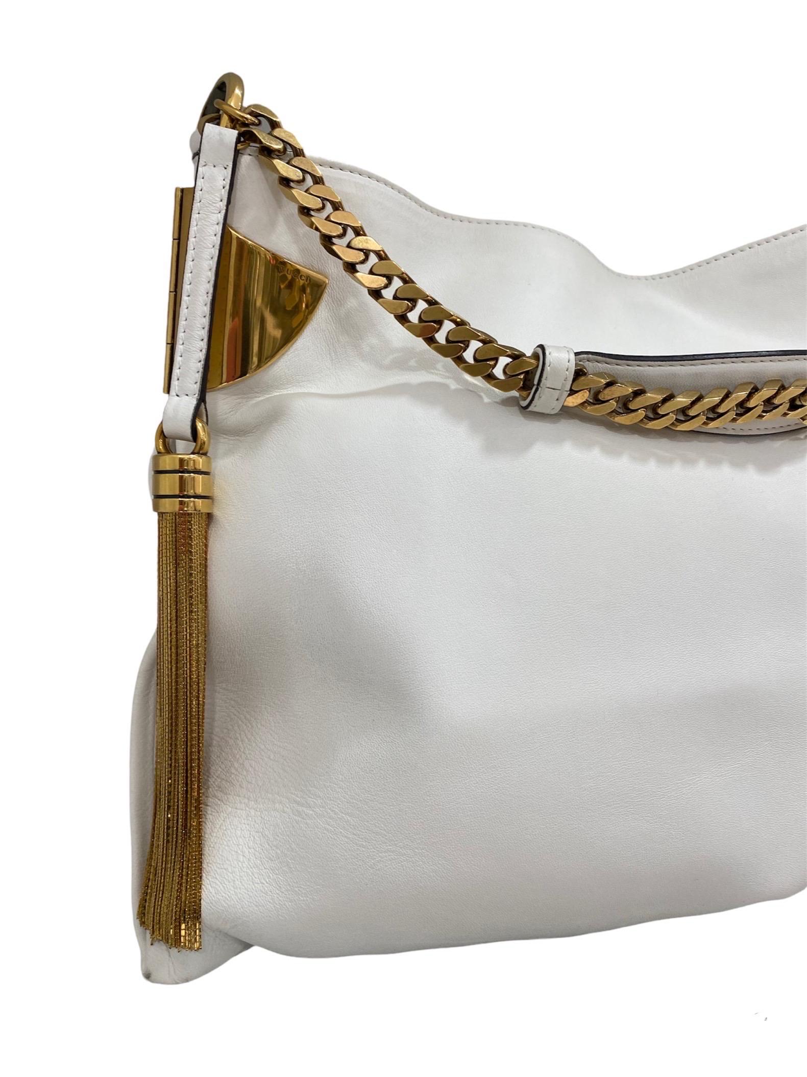 Gucci bag, shoulder model, made of smooth white leather with gold hardware.

Equipped with a central closure with magnetic button, internally lined in beige canvas, very roomy.

Equipped with a chain and leather handle to wear the bag on the