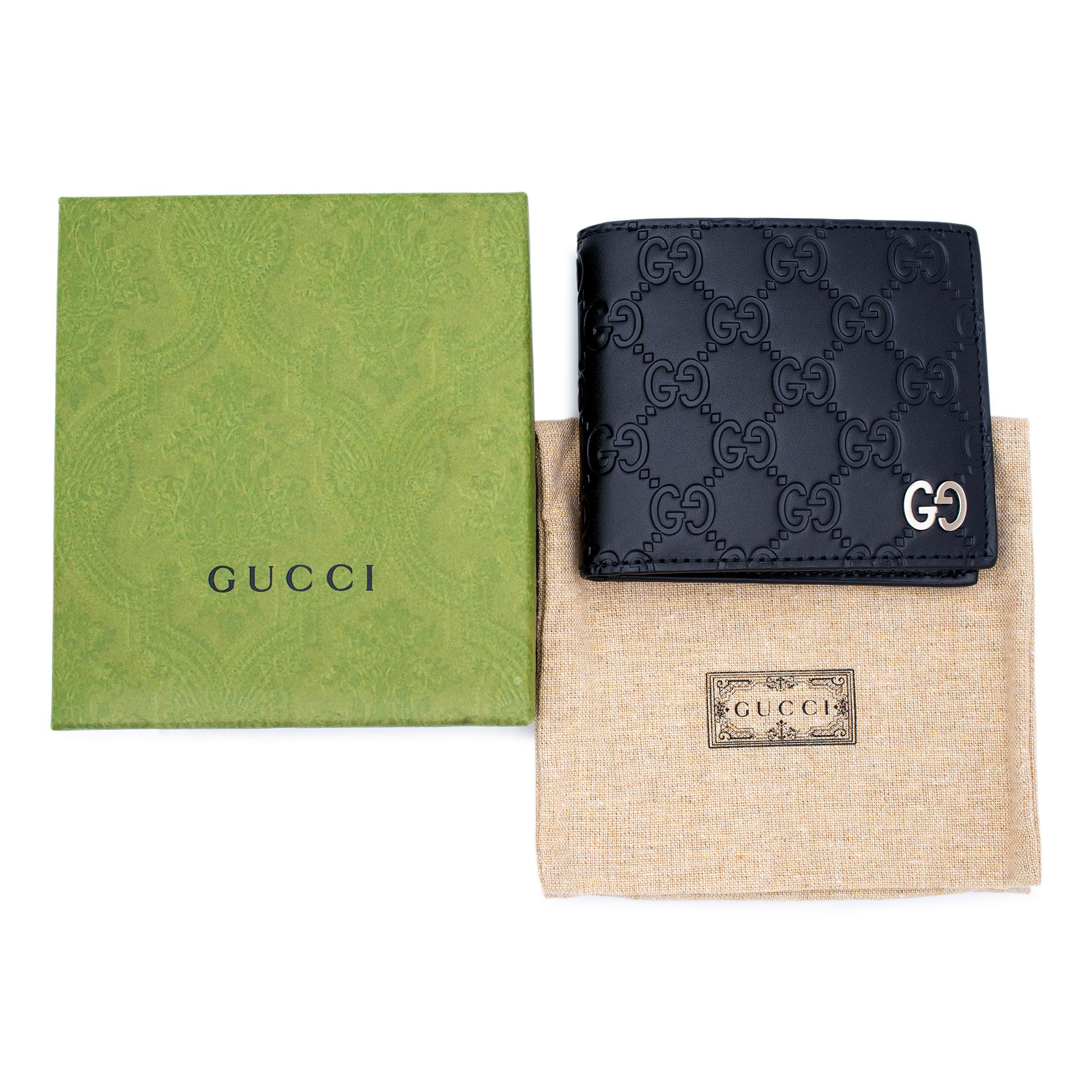 Women's or Men's Gucci Signature GG 473916 Nero Folded Calf Leather Wallet For Sale