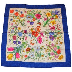 Gucci-Schal aus Seidenkrepp de Chine mit Lapis Lazuli-Bordüre, signiert mit mehreren Blumen