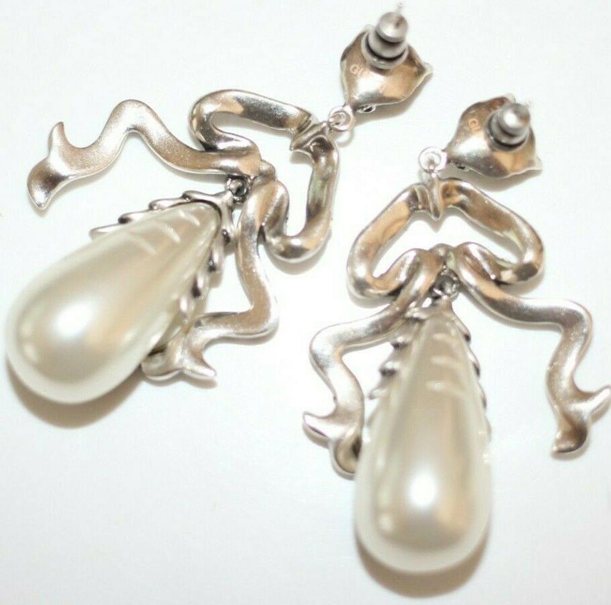 Fabulous Gucci Faux Pearl Teardrop Dangle Earrings, Silver plated mountings; each earring has a Panther head, suspending a bow, enhanced with sparkling Faux Diamonds and a Teardrop Faux Pearl adorned with a cat’s head. Wow! Signed on reverse: GUCCI;