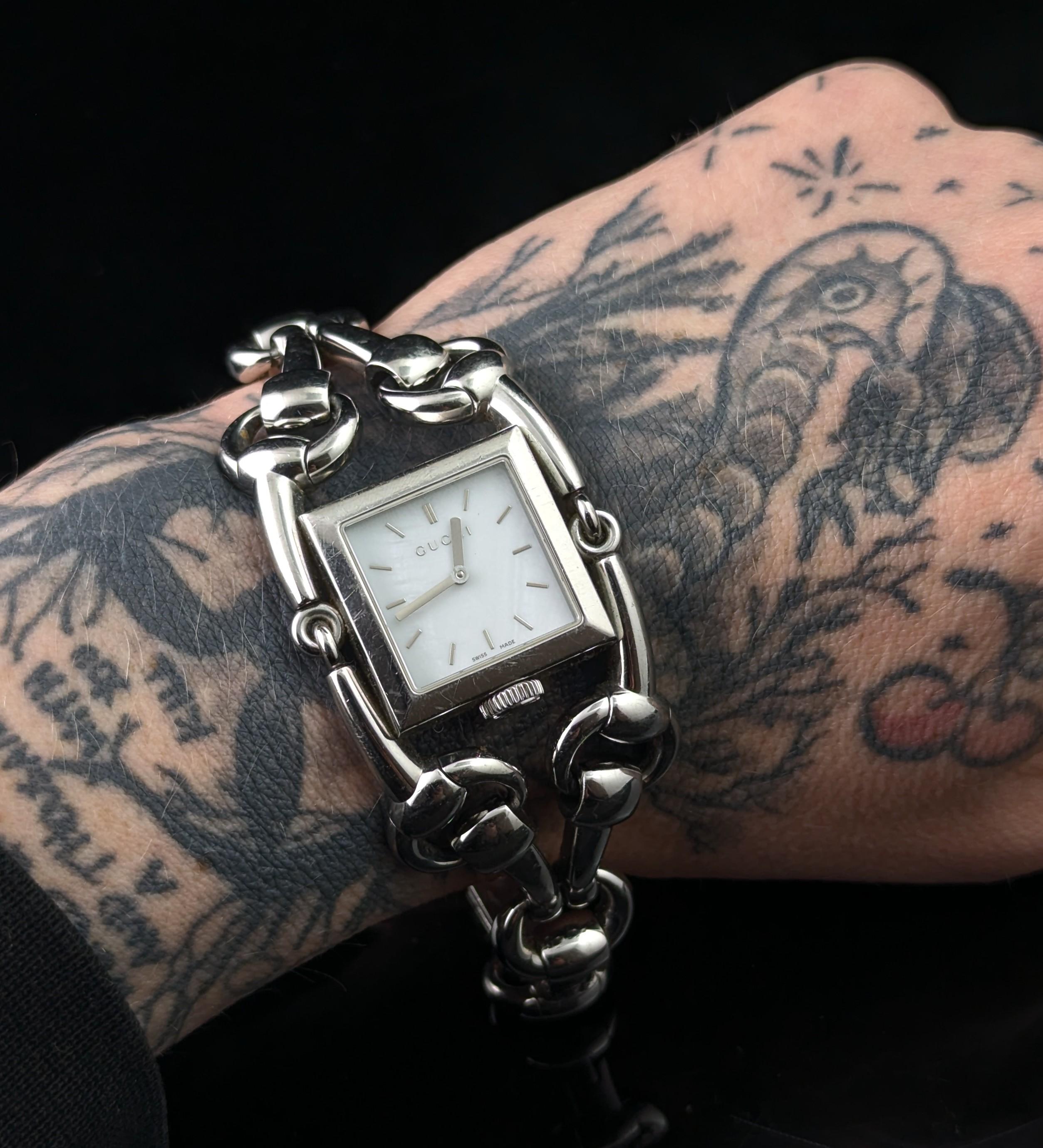 Reloj pulsera Gucci Signoria de acero, diseño horsebit, señora en venta 7