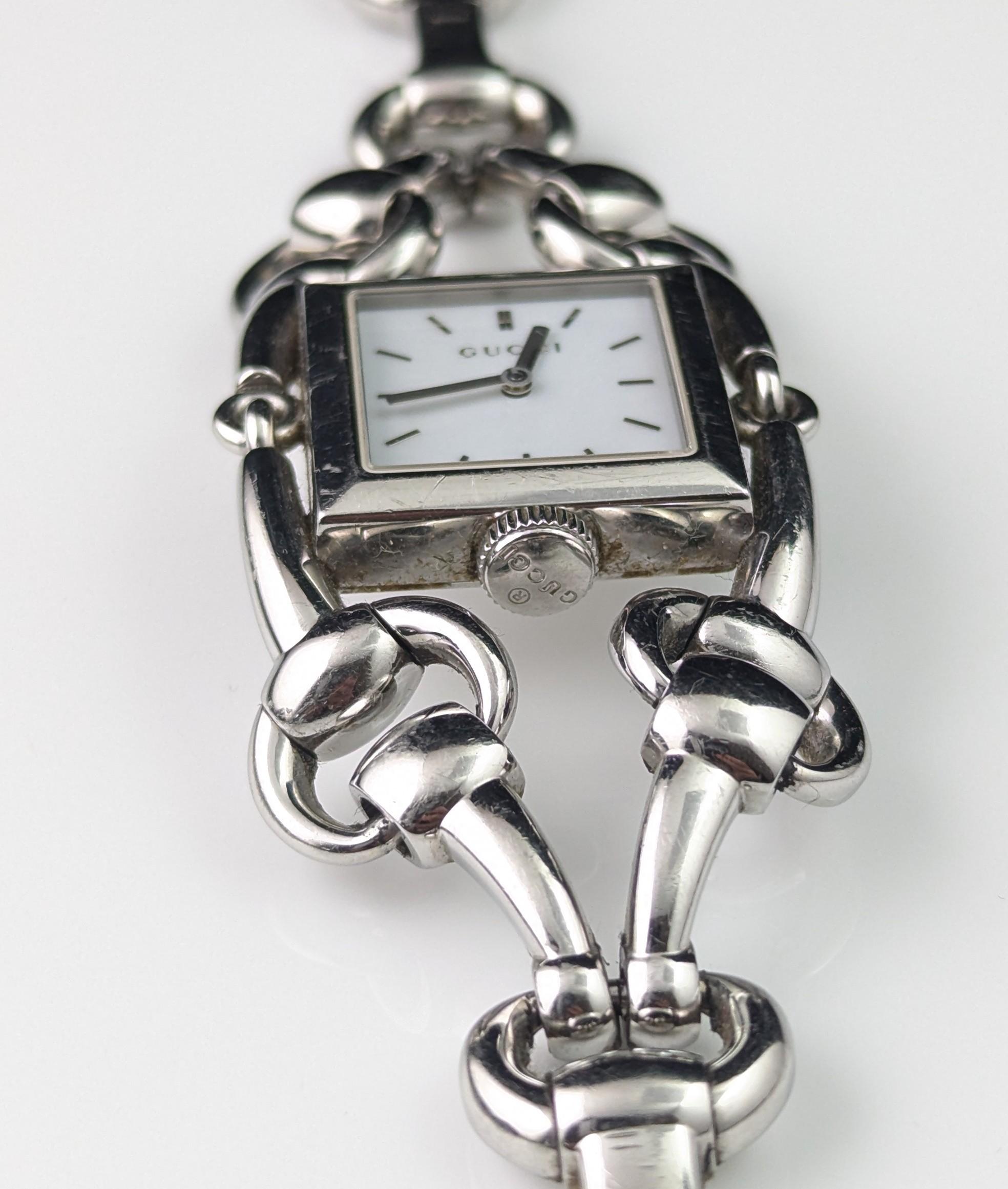 Reloj pulsera Gucci Signoria de acero, diseño horsebit, señora en venta 3