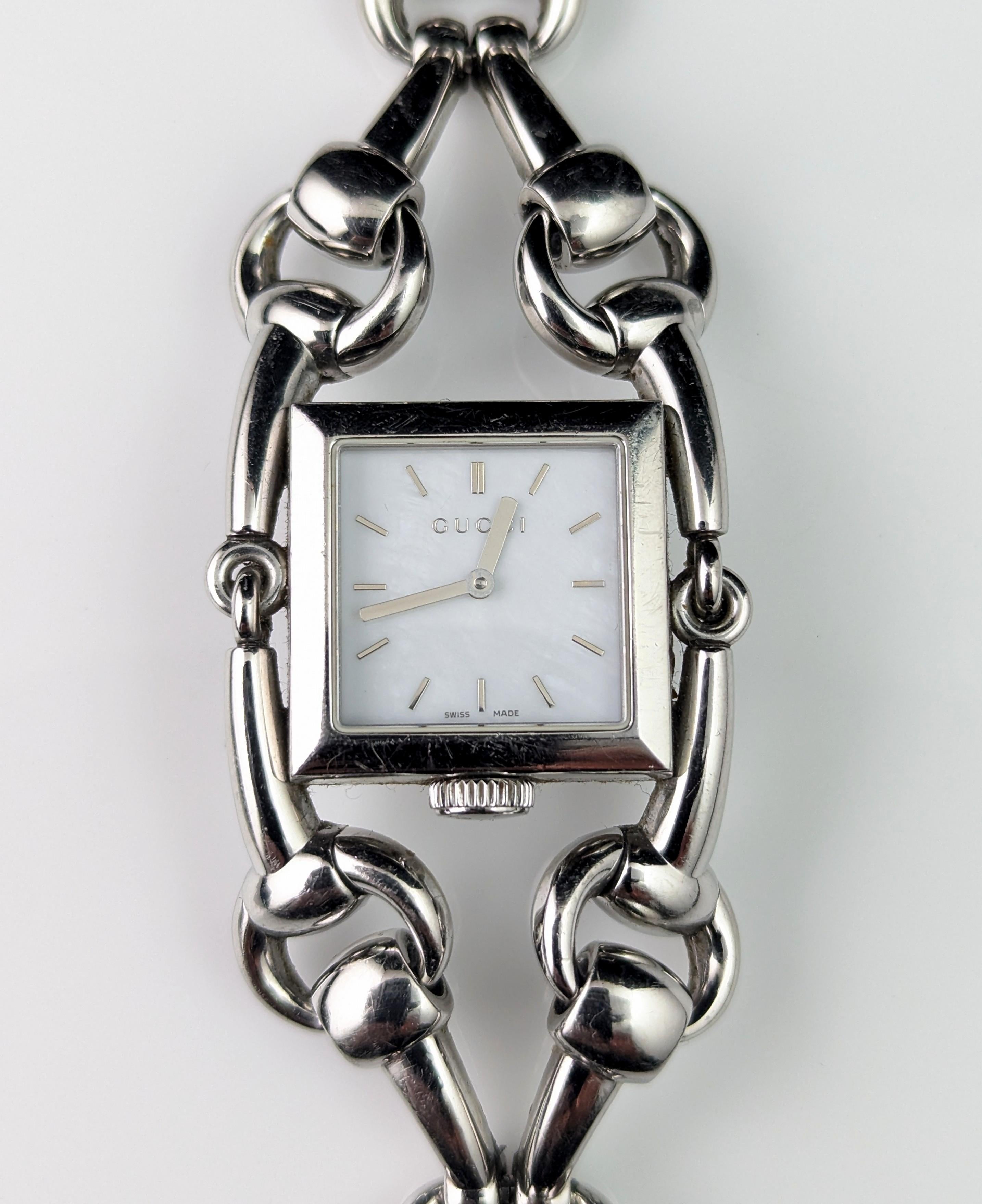 Reloj pulsera Gucci Signoria de acero, diseño horsebit, señora en venta 4