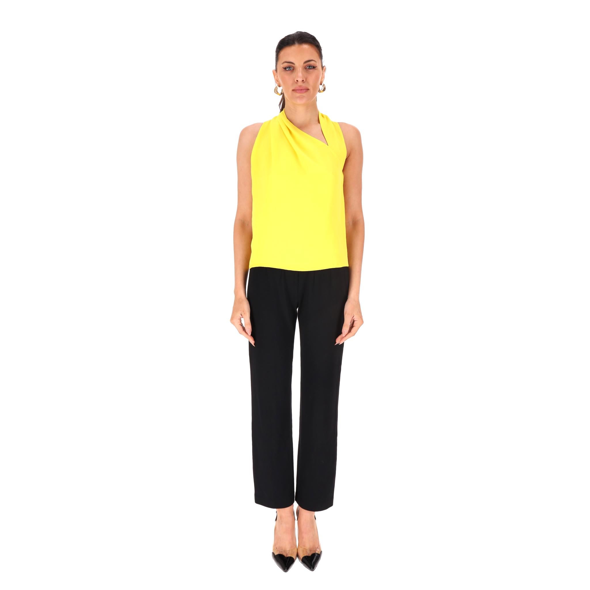 Top asimmetrico in seta Gucci

Top giallo brillante senza maniche completamente realizzato in seta.

Con uno scollo a V asimmetrico e un'arricciatura sulla schiena con ganci argentati con incisione 