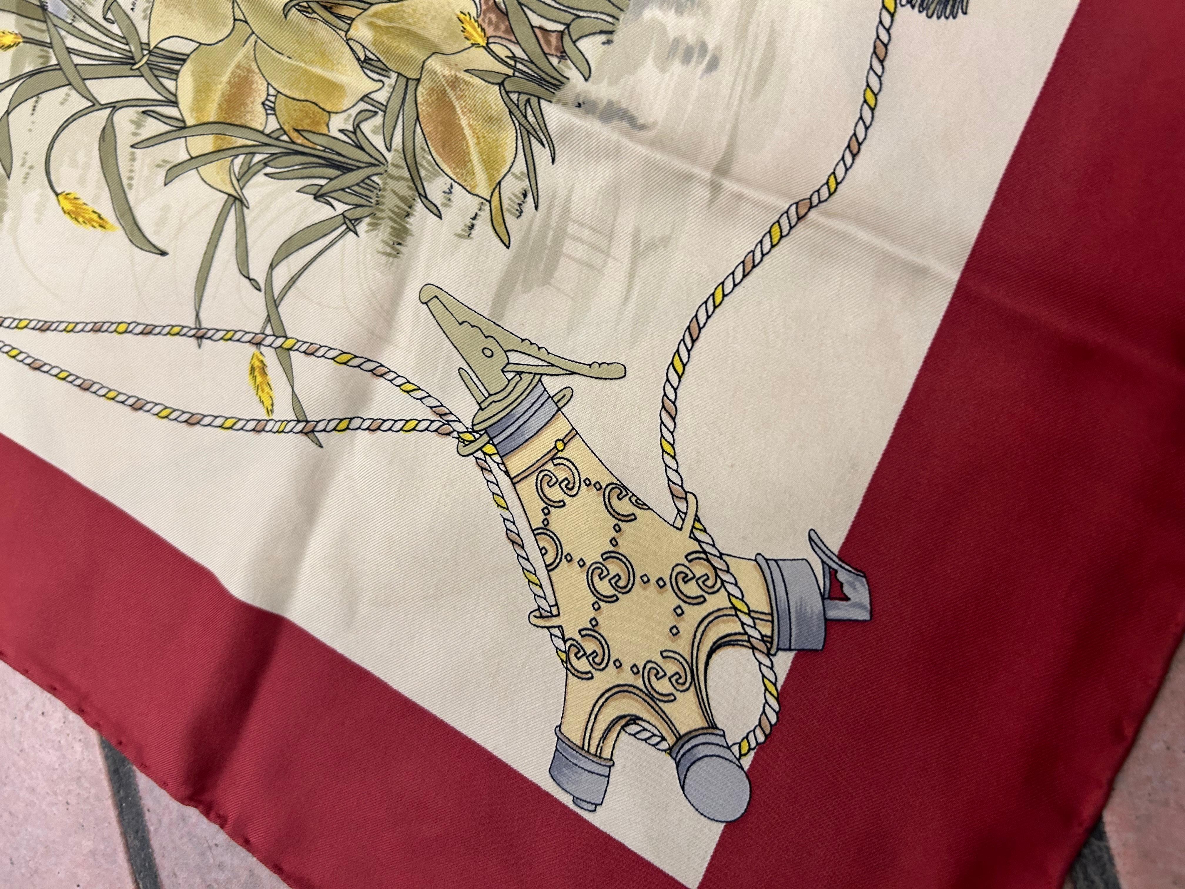 Sciarpa Gucci in seta beige con uccelli vintage In condizioni ottime in vendita a Brindisi, Bt