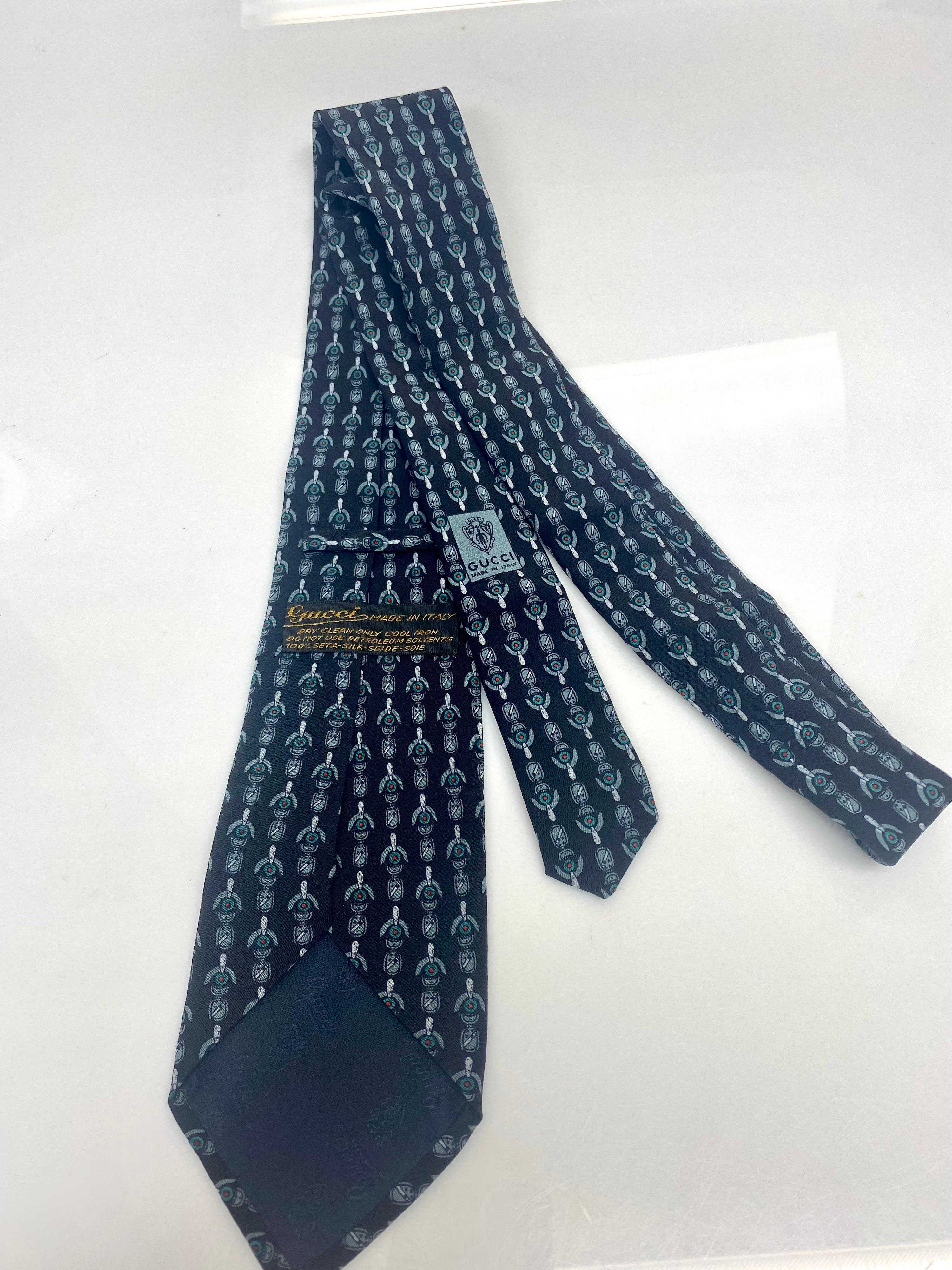 Gucci - Cravate en soie noire et verte à motif GG  Bon état - En vente à West Palm Beach, FL