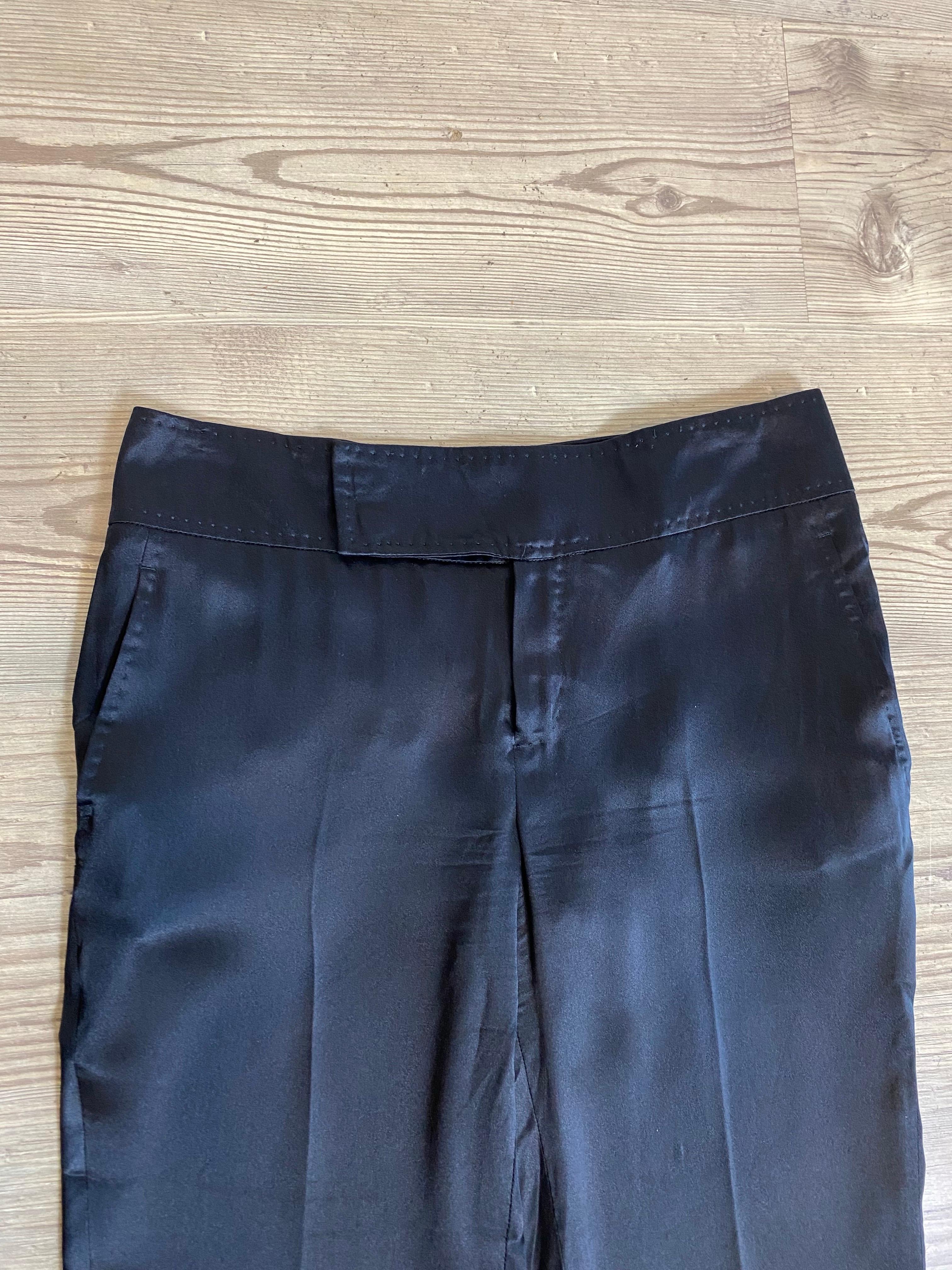 Gucci pants.
Vintage 2000s.
100% silk.
Size 40 Italian.
Waist 39 cm
Length 87 cm
Excellent general conditions, with minimal signs of use.