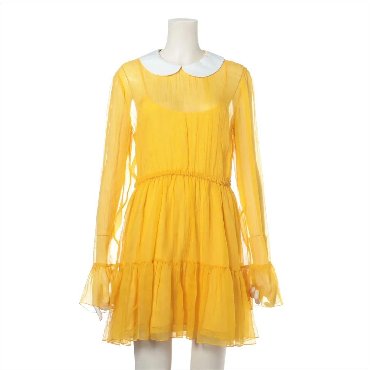La robe en mousseline de soie jaune de Gucci est une pièce délicate et féminine qui capture l'esthétique romantique de la maison. Confectionné en mousseline de soie légère, il présente une silhouette aérienne qui rehausse son charme élégant. Le