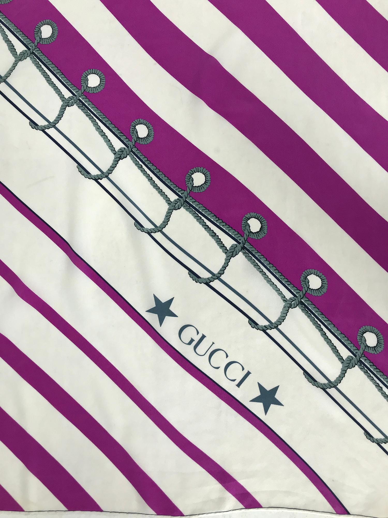 Écharpe en crêpe de soie Gucci à imprimé nautique en diagonale. Magnifique tissu dans de superbes couleurs. 34 x 34. En très bon état. 