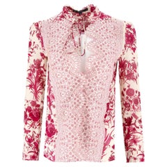 Top in seta con logo floreale e pannello in pizzo di Gucci