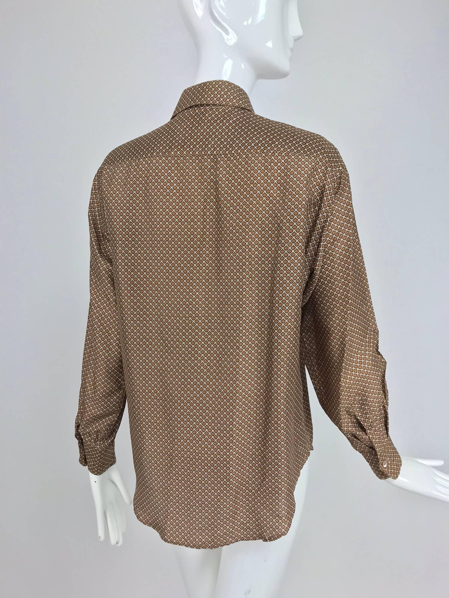 Gucci silk foulard shirt in caramel cream and blue print, 1960s In Excellent Condition In West Palm Beach, FL