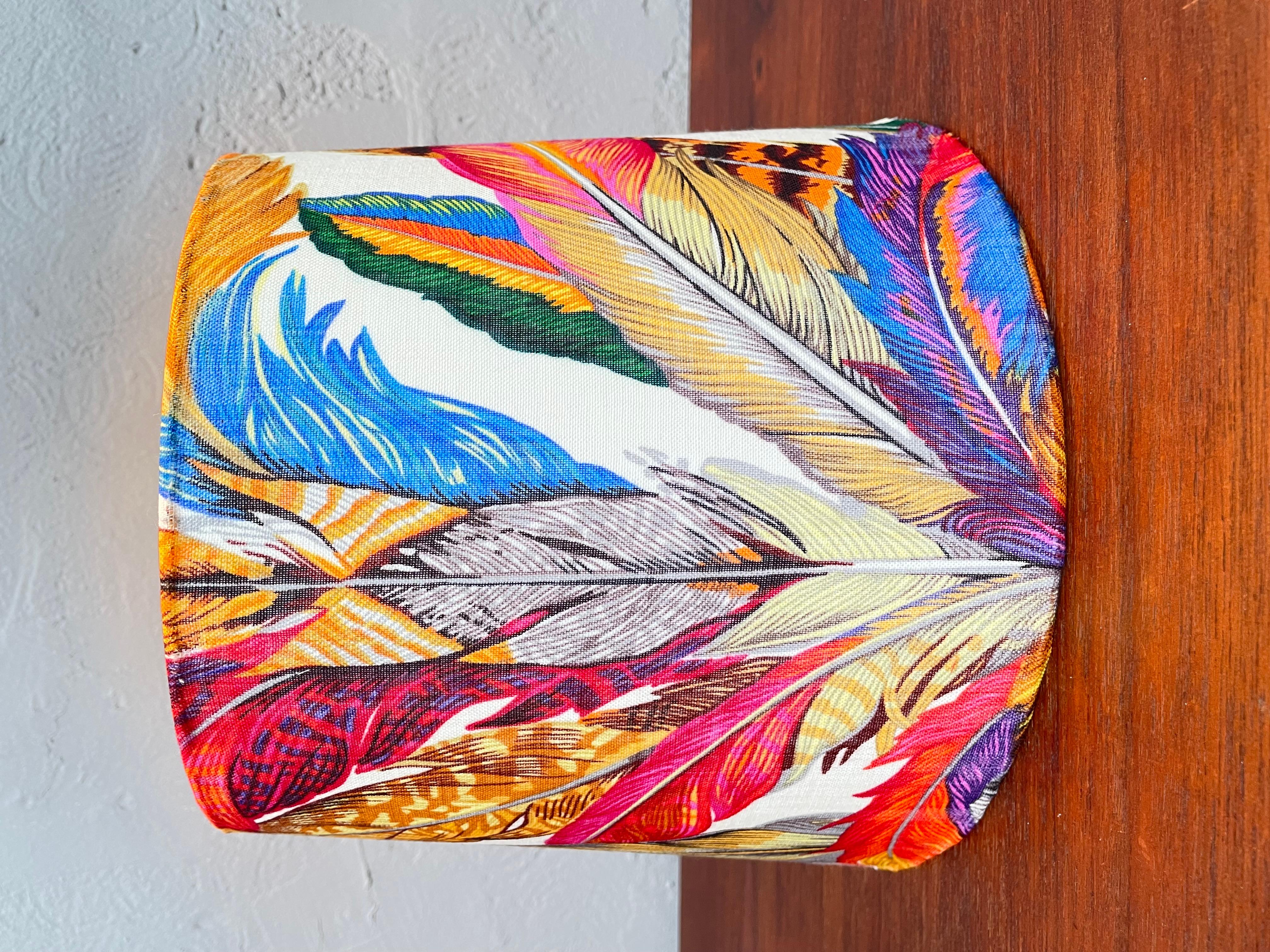 Un superbe abat-jour réalisé à la main à partir d'un foulard original en soie de Gucci représentant une coiffure tribale indienne. 
Avec ses couleurs vives et son motif imprimé emblématique, cet abat-jour s'intègre dans tous les décors de la maison.
