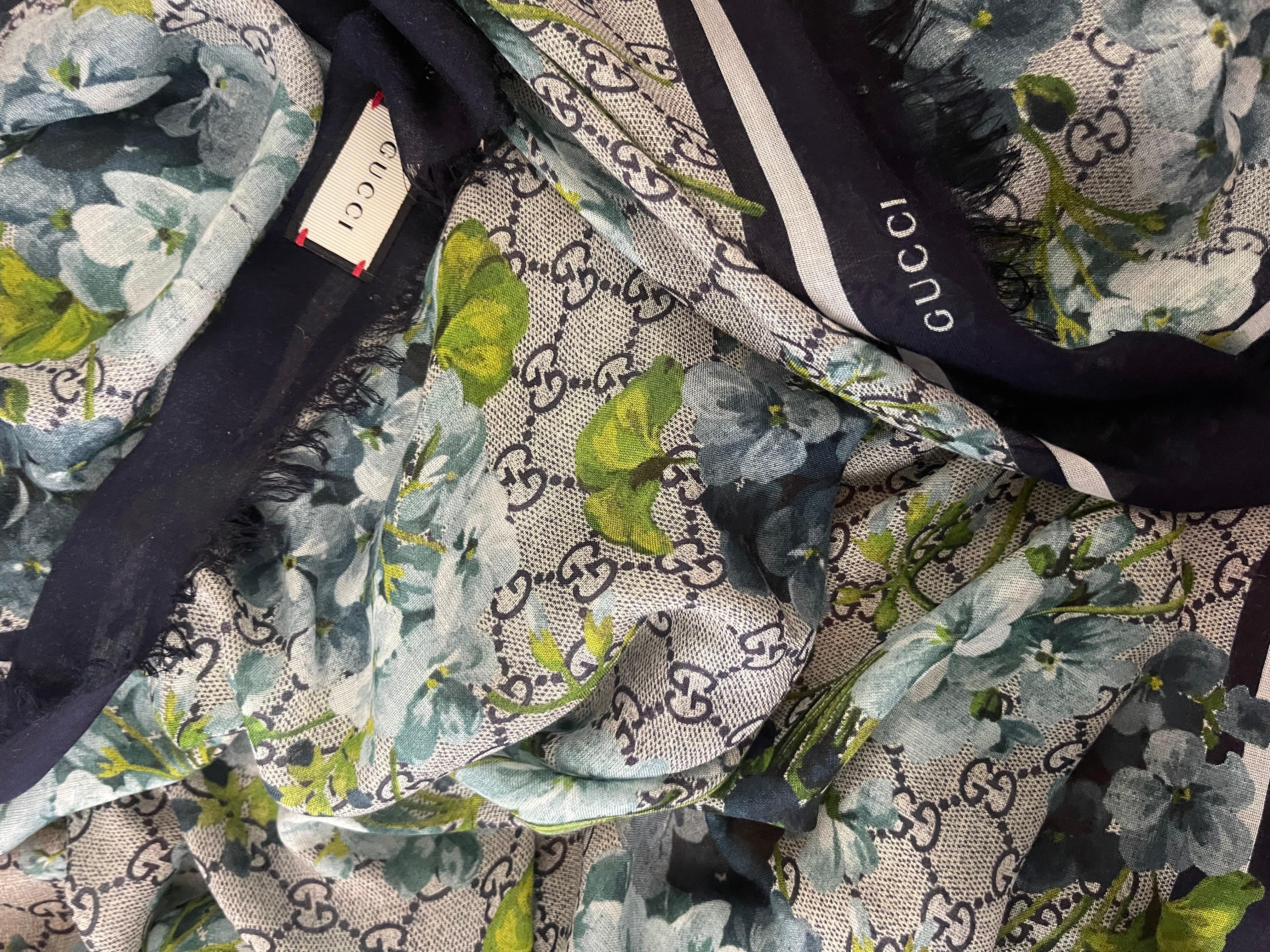 Scialle in seta con monogram e fiori di Gucci in vendita 5