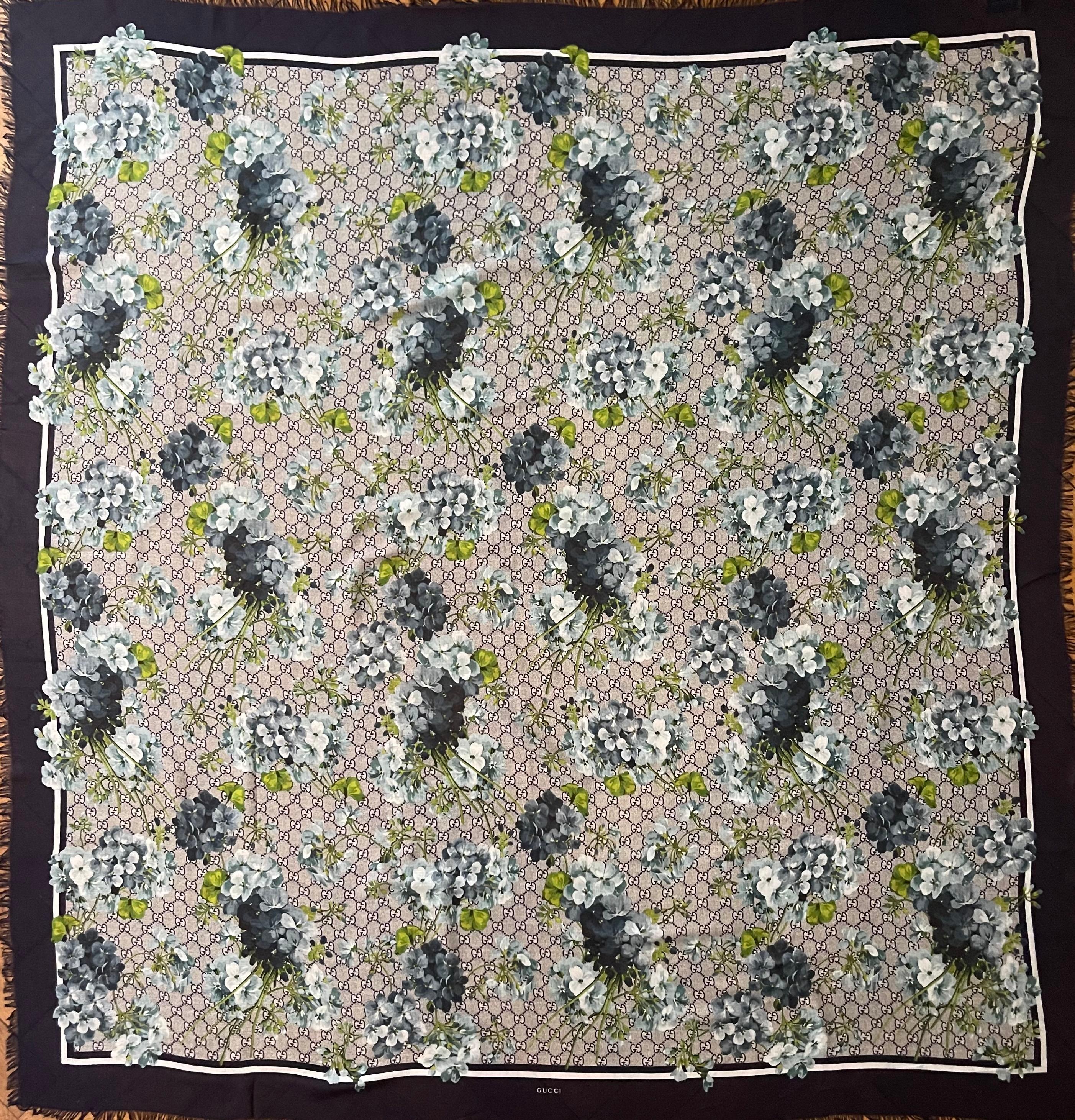 Grigio Scialle in seta con monogram e fiori di Gucci in vendita