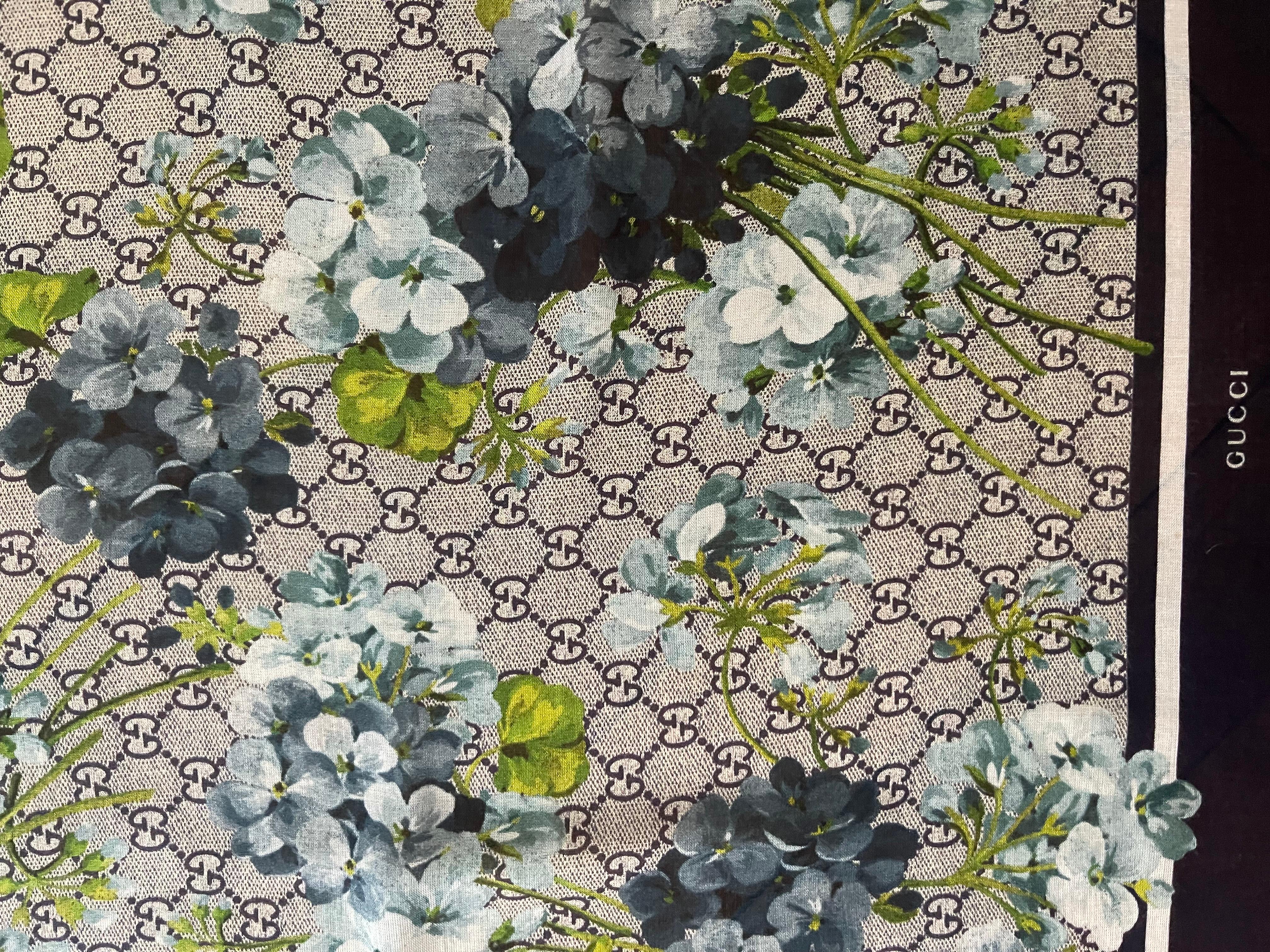 Scialle in seta con monogram e fiori di Gucci In condizioni buone in vendita a Palm Beach, FL