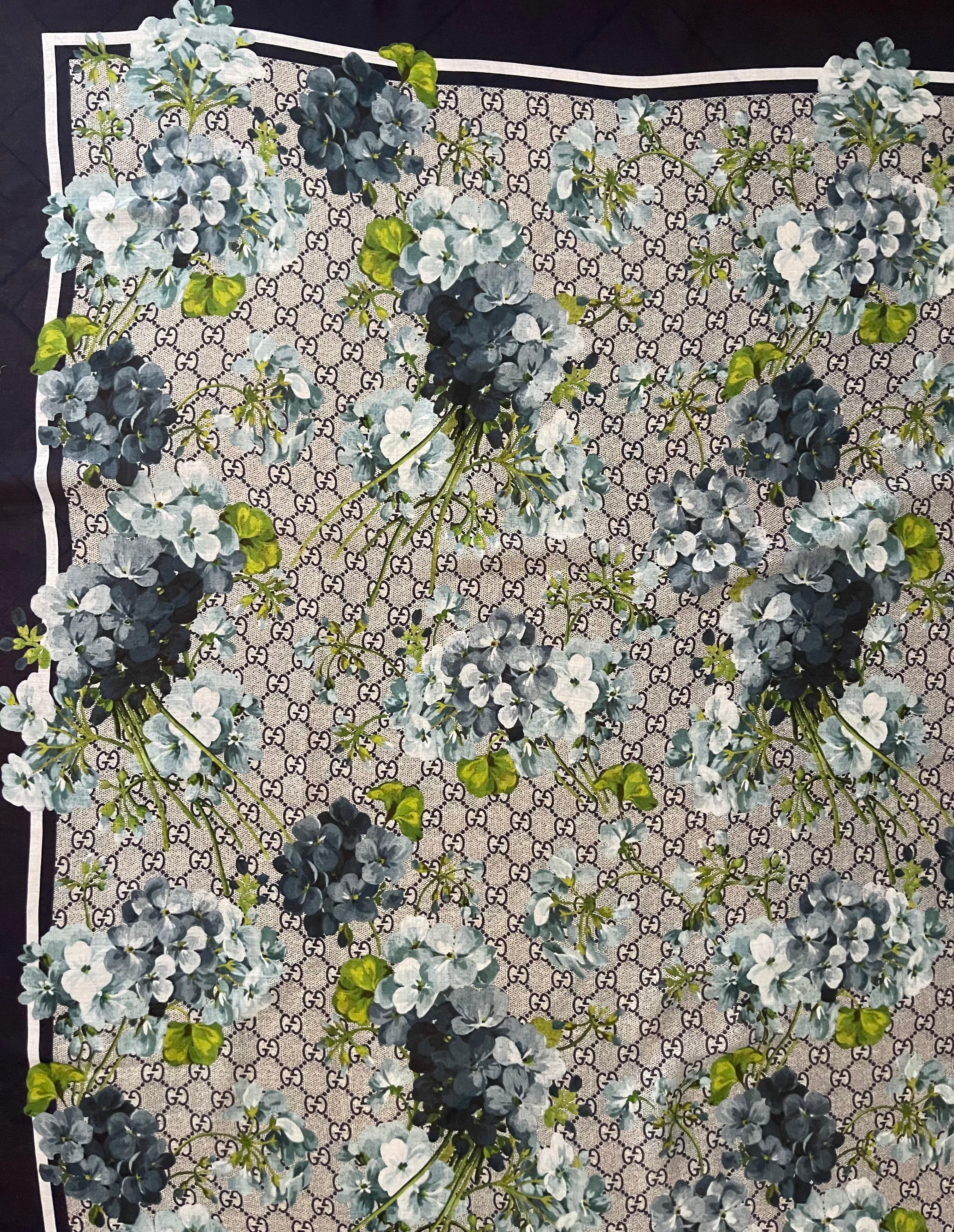 Scialle in seta con monogram e fiori di Gucci in vendita 1