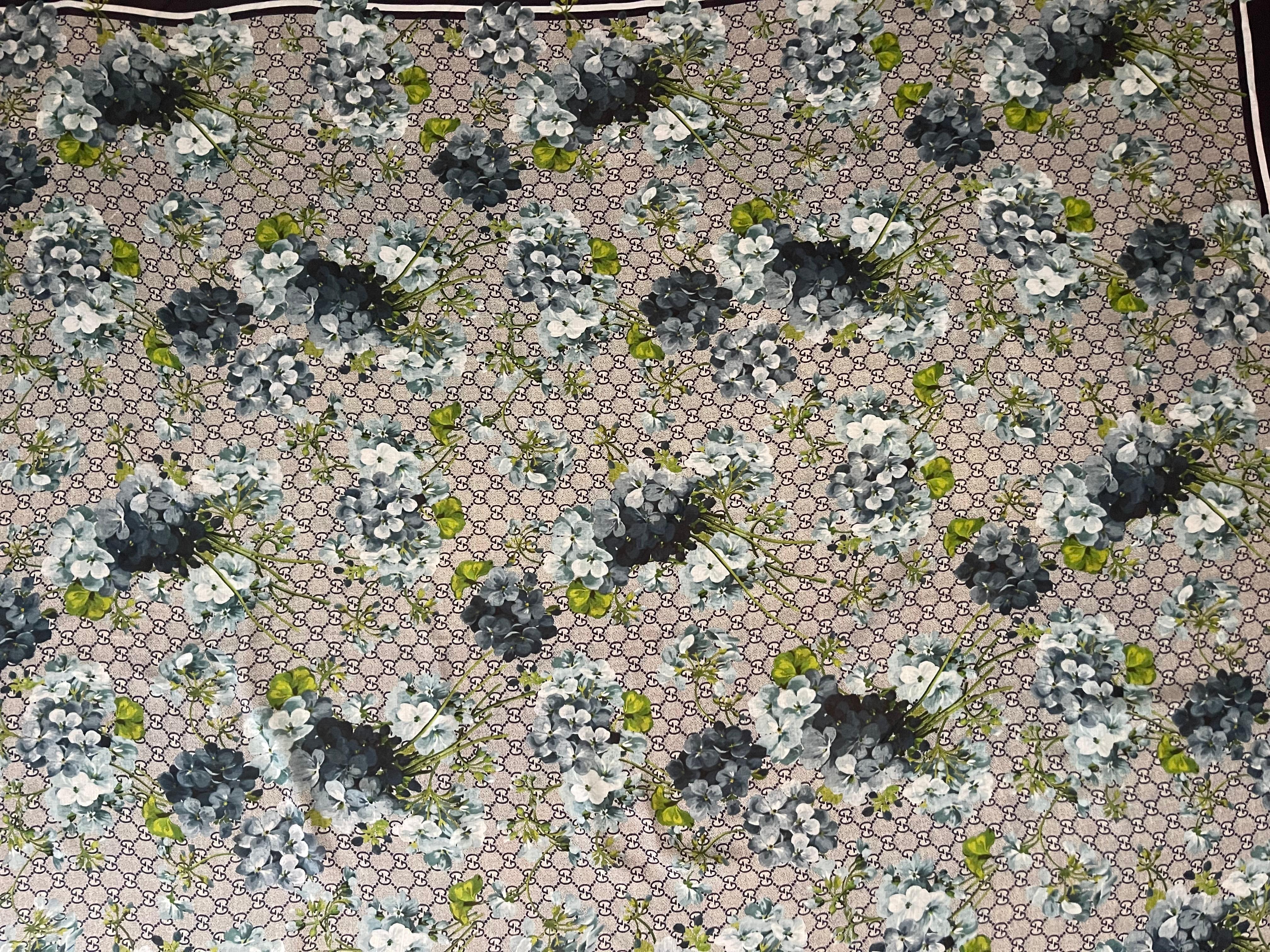 Scialle in seta con monogram e fiori di Gucci in vendita 2