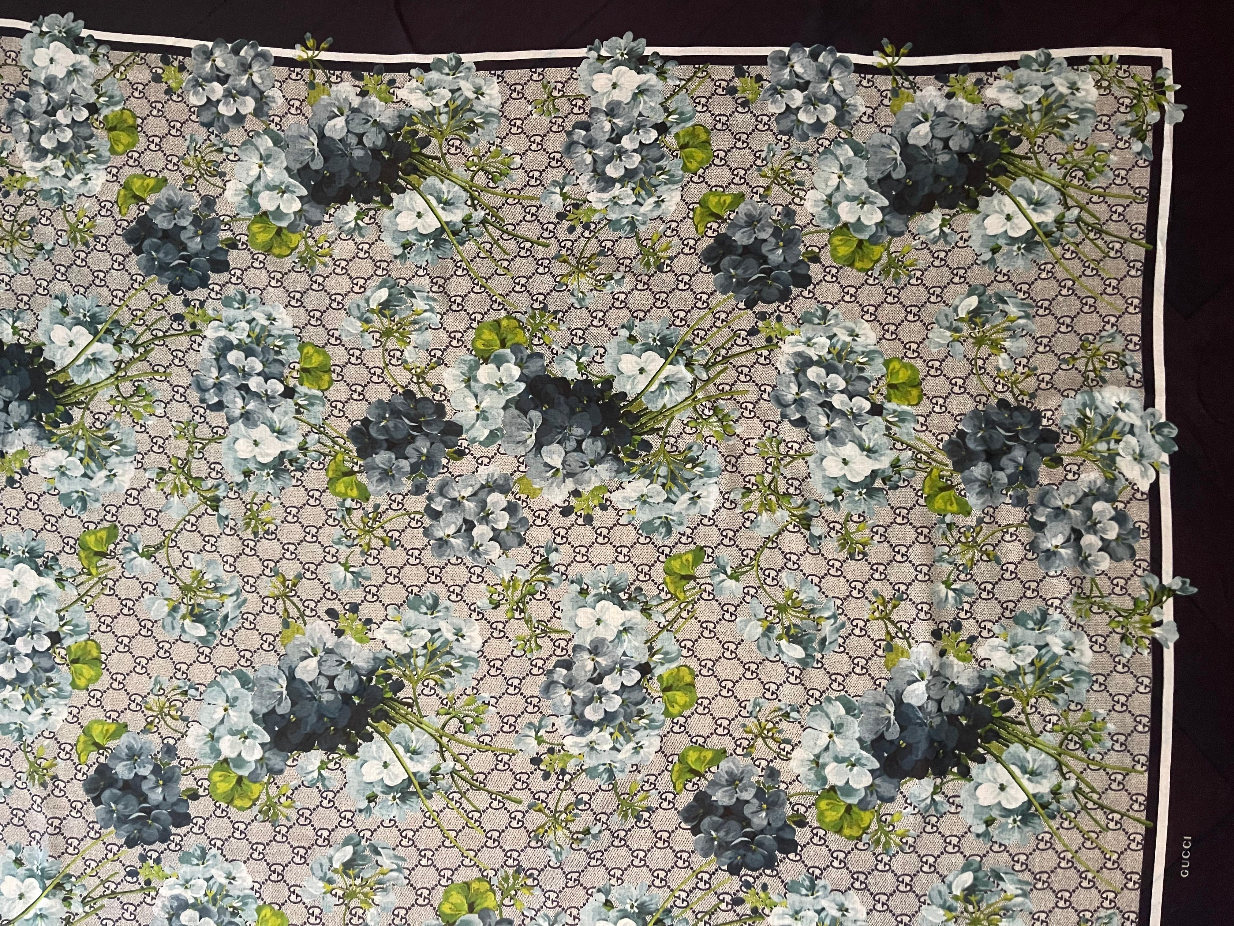Scialle in seta con monogram e fiori di Gucci in vendita 3