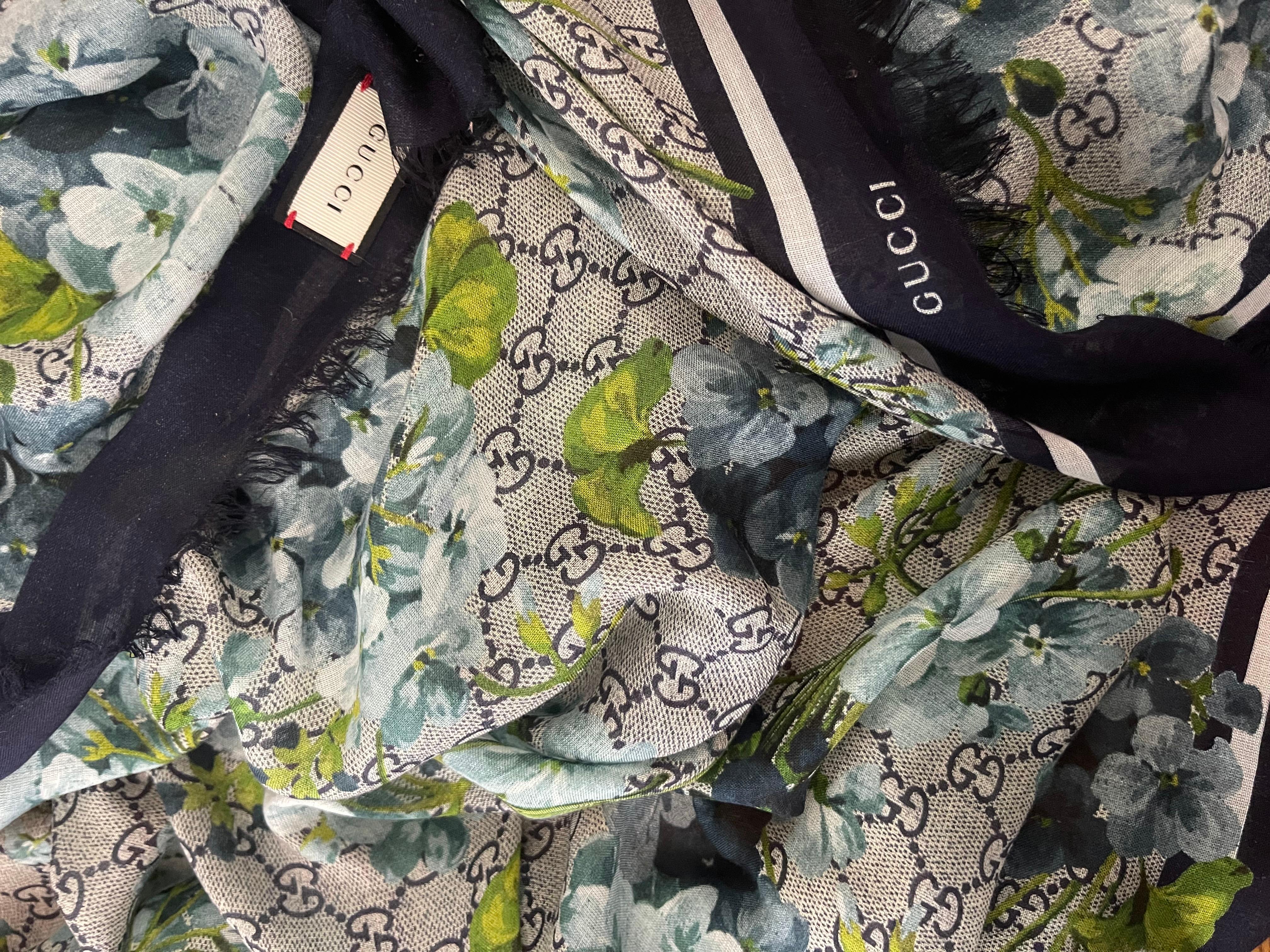 Scialle in seta con monogram e fiori di Gucci in vendita 4