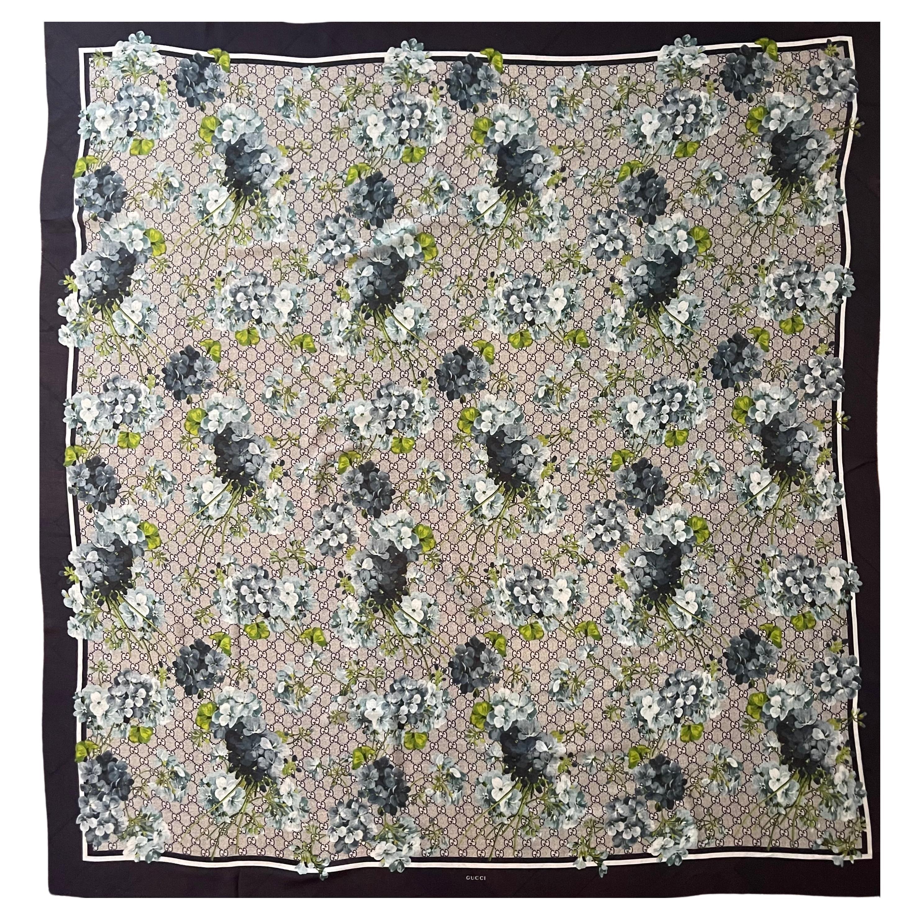 Scialle in seta con monogram e fiori di Gucci in vendita