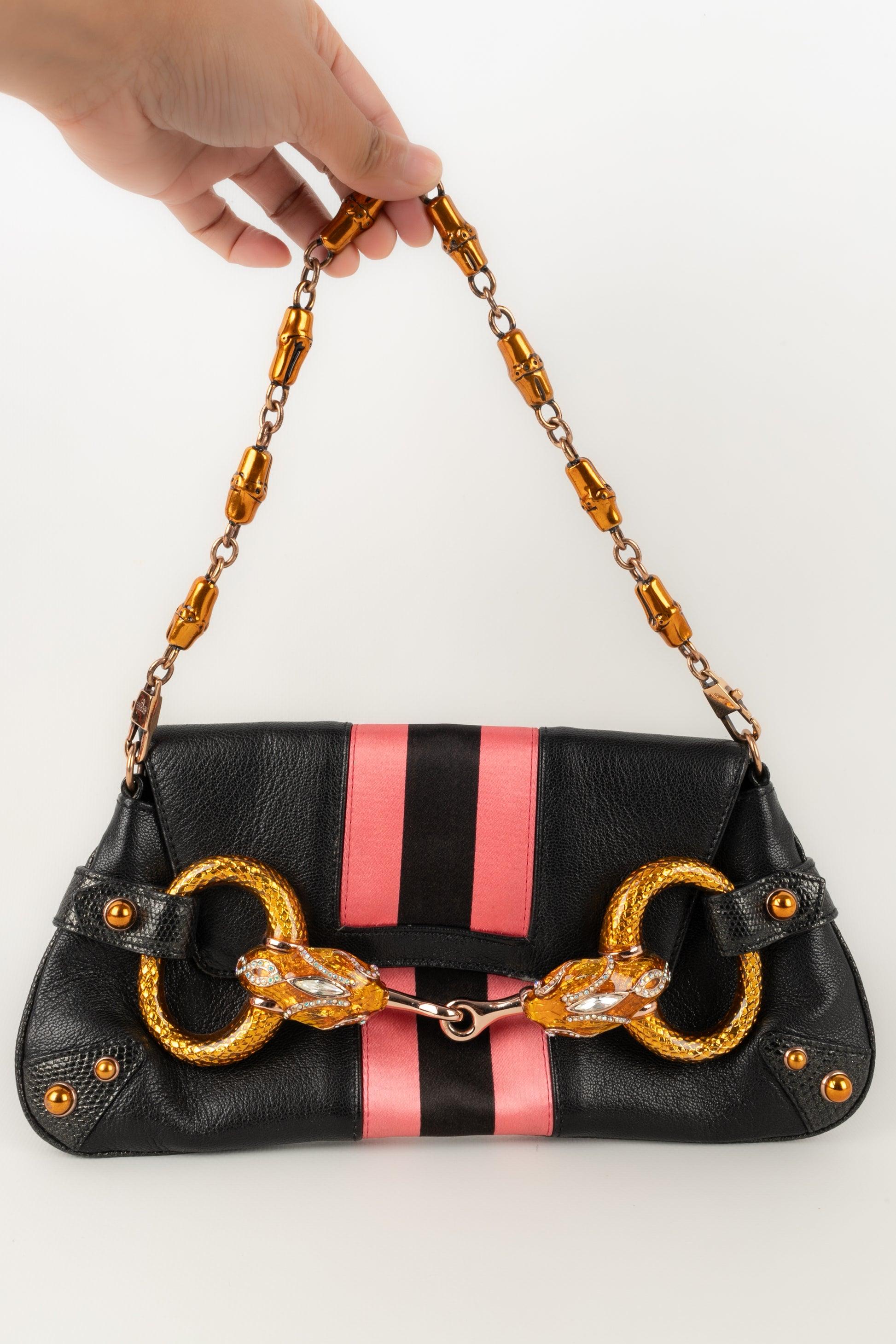 Gucci- (Made in Italy) Silk satin and black leather bag with enameled metal and rhinestones. Spring-Summer 2004 Collection.

Additional information:
Condition: Good condition
Dimensions: Length: 26 cm - Height: 14 cm - Depth: 2 cm - Handle: 44
