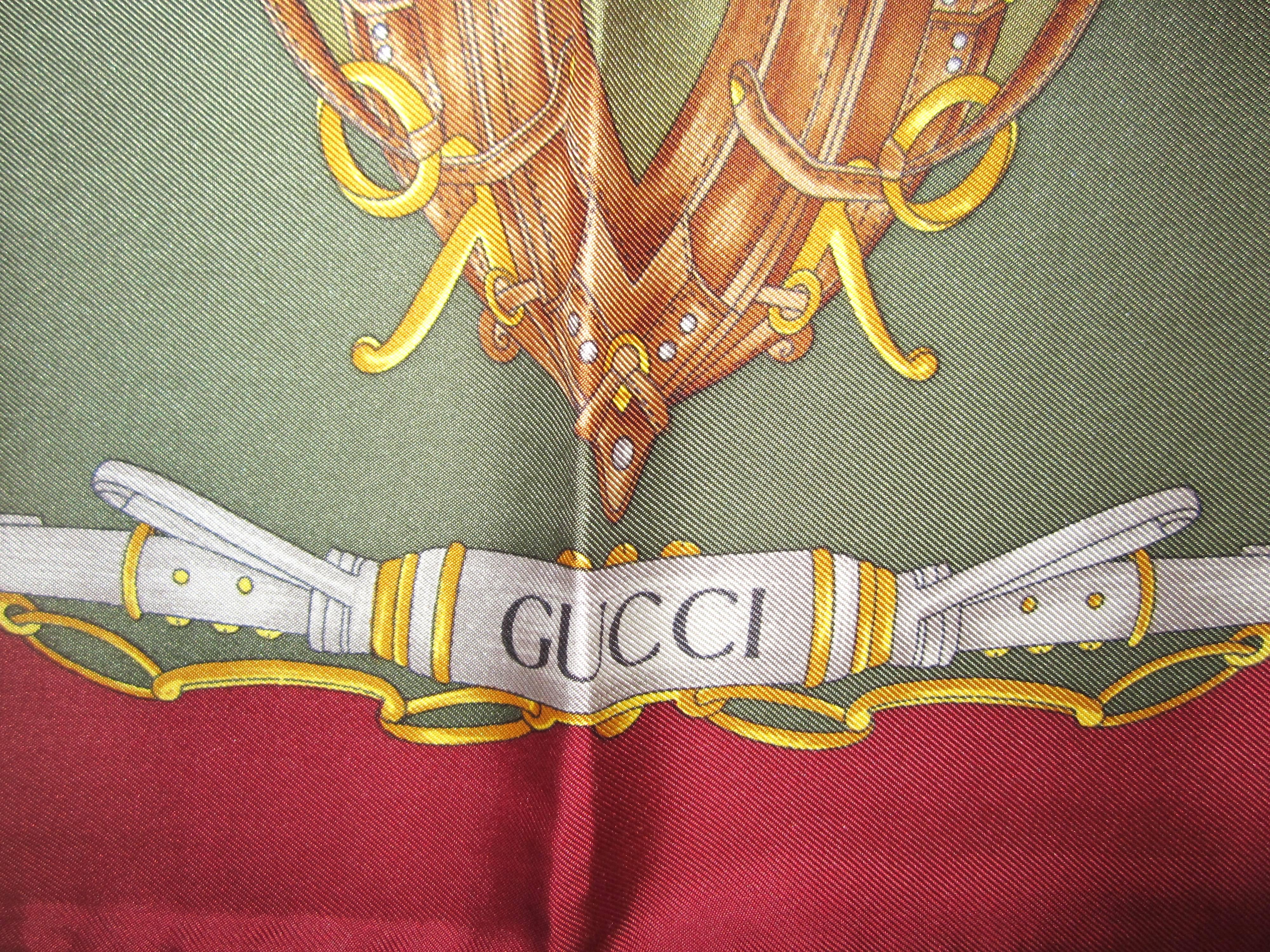 Seidenschal mit Kutschen-Sattle-Motiv von Gucci, neu, nie getragen, 1990er Jahre (Grau) im Angebot