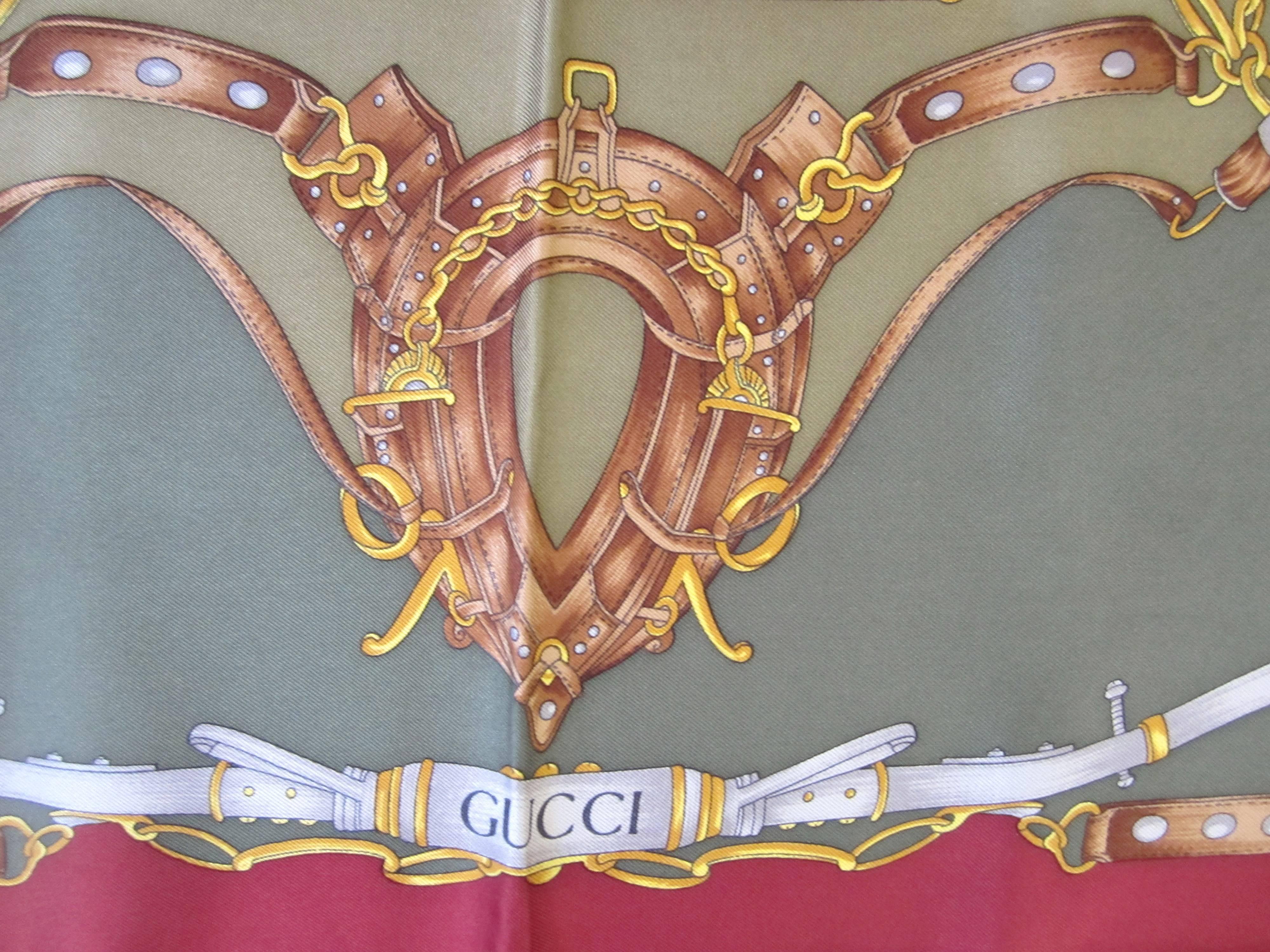 Seidenschal mit Kutschen-Sattle-Motiv von Gucci, neu, nie getragen, 1990er Jahre im Zustand „Neu“ im Angebot in Wallkill, NY