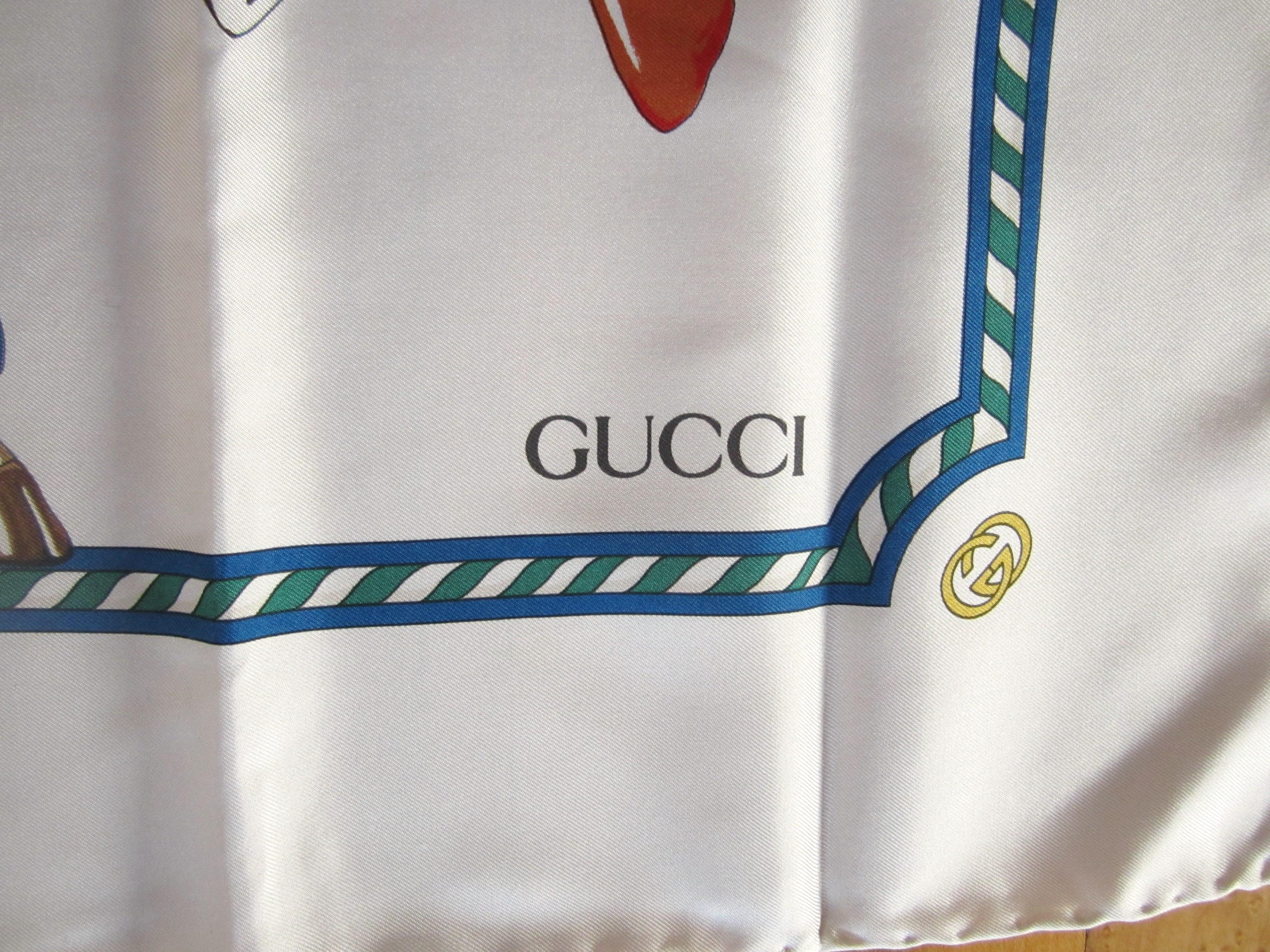 Gris Gucci, écharpe « Horse Bird Scene » rouge, vert et bleu vif, jamais portée, années 1990  en vente