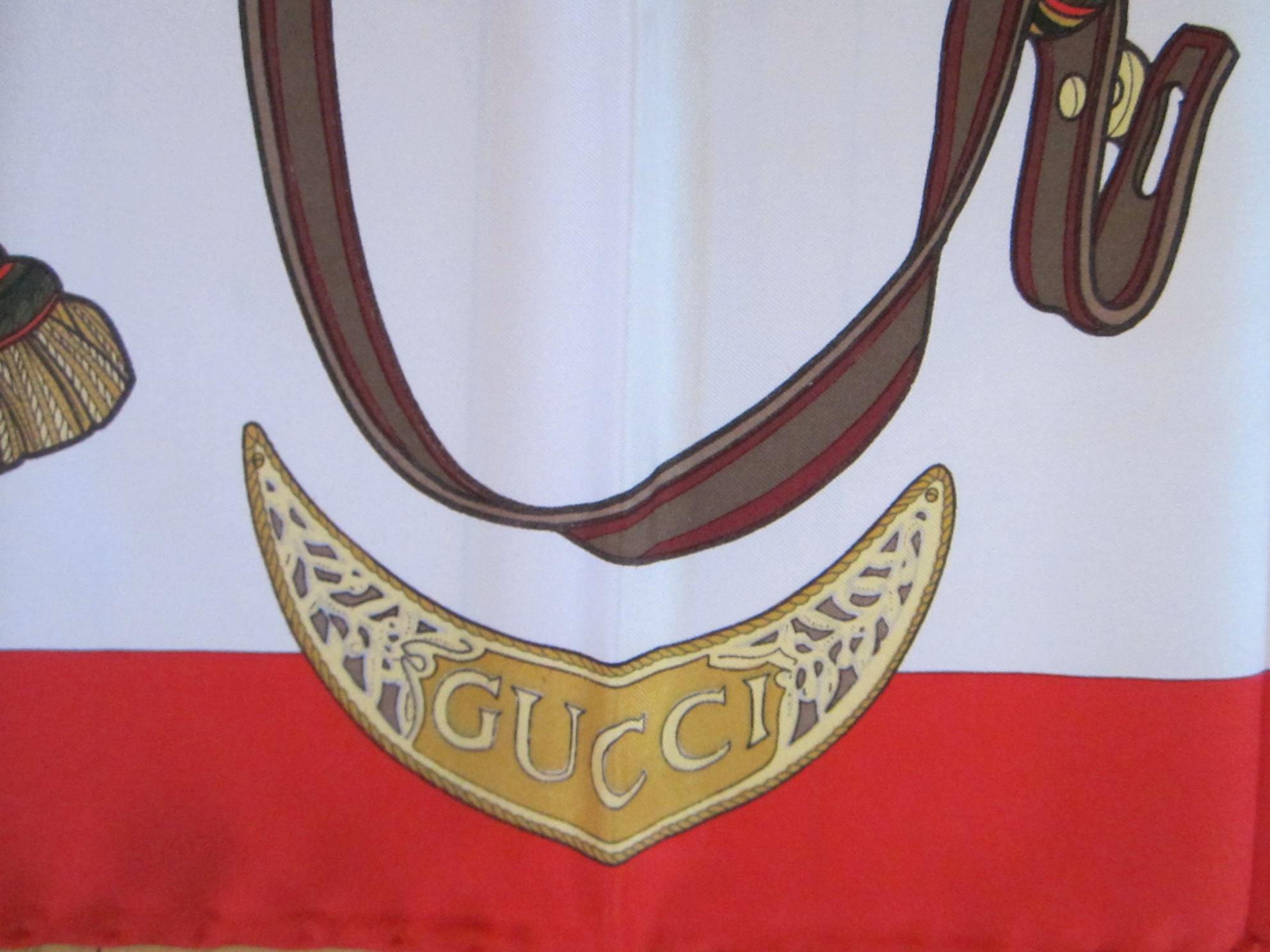 Écharpe en soie Gucci chevaux bridles de épées napoléoniennes, neuve, jamais portée, années 1980 Neuf - En vente à Wallkill, NY