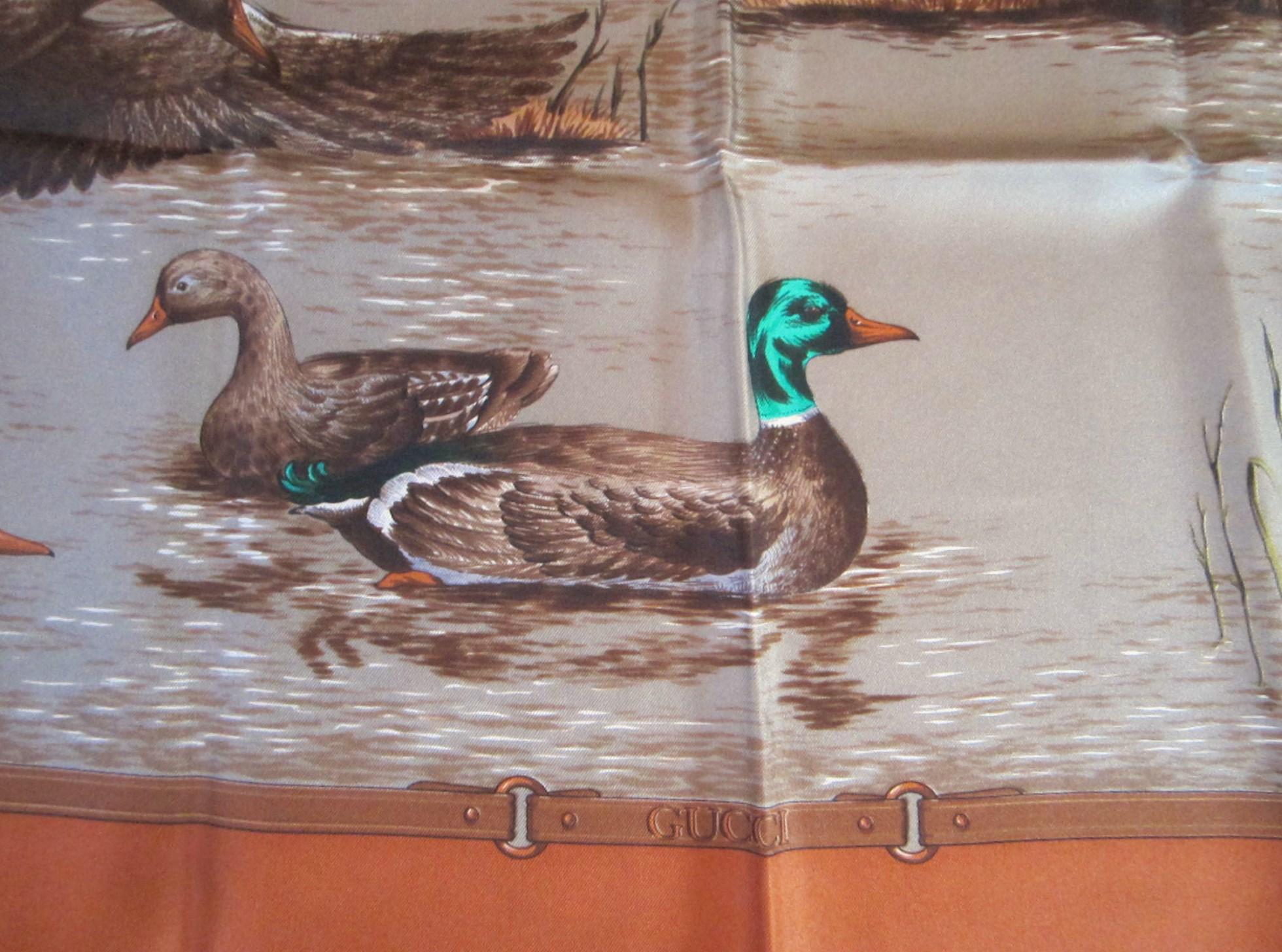 Gucci Seidenschal Mallard Entensee-Szene Neu, nie getragen 1990er Jahre (Braun) im Angebot