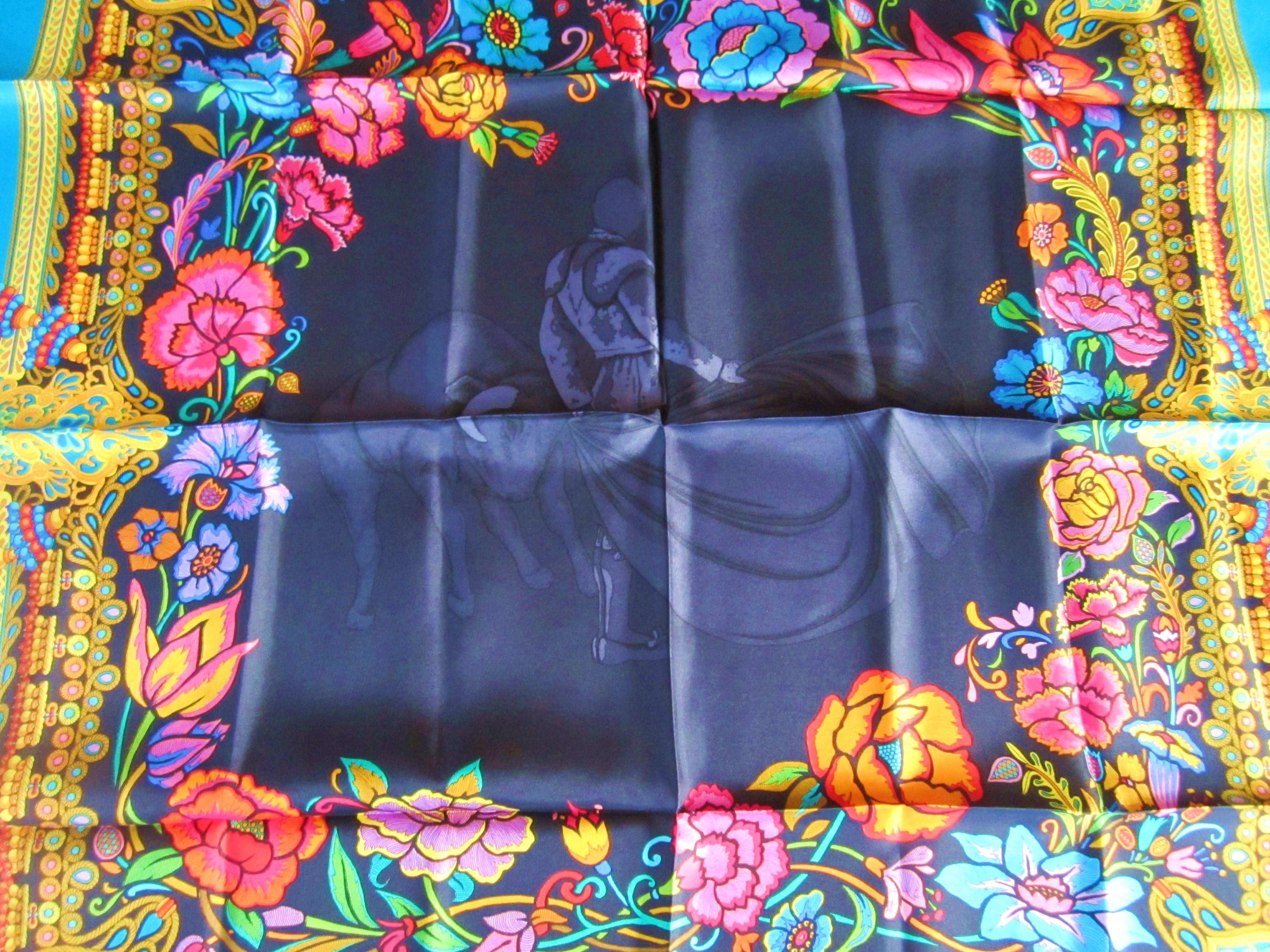 Encore un superbe foulard en soie Gucci Vintage, neuf et jamais porté. Acheté à la fin des années 1980 et au début des années 1990. Toujours pliés comme ils sont venus du magasin. Mesure 34 x 34. Cette pièce fait partie d'une vaste collection de