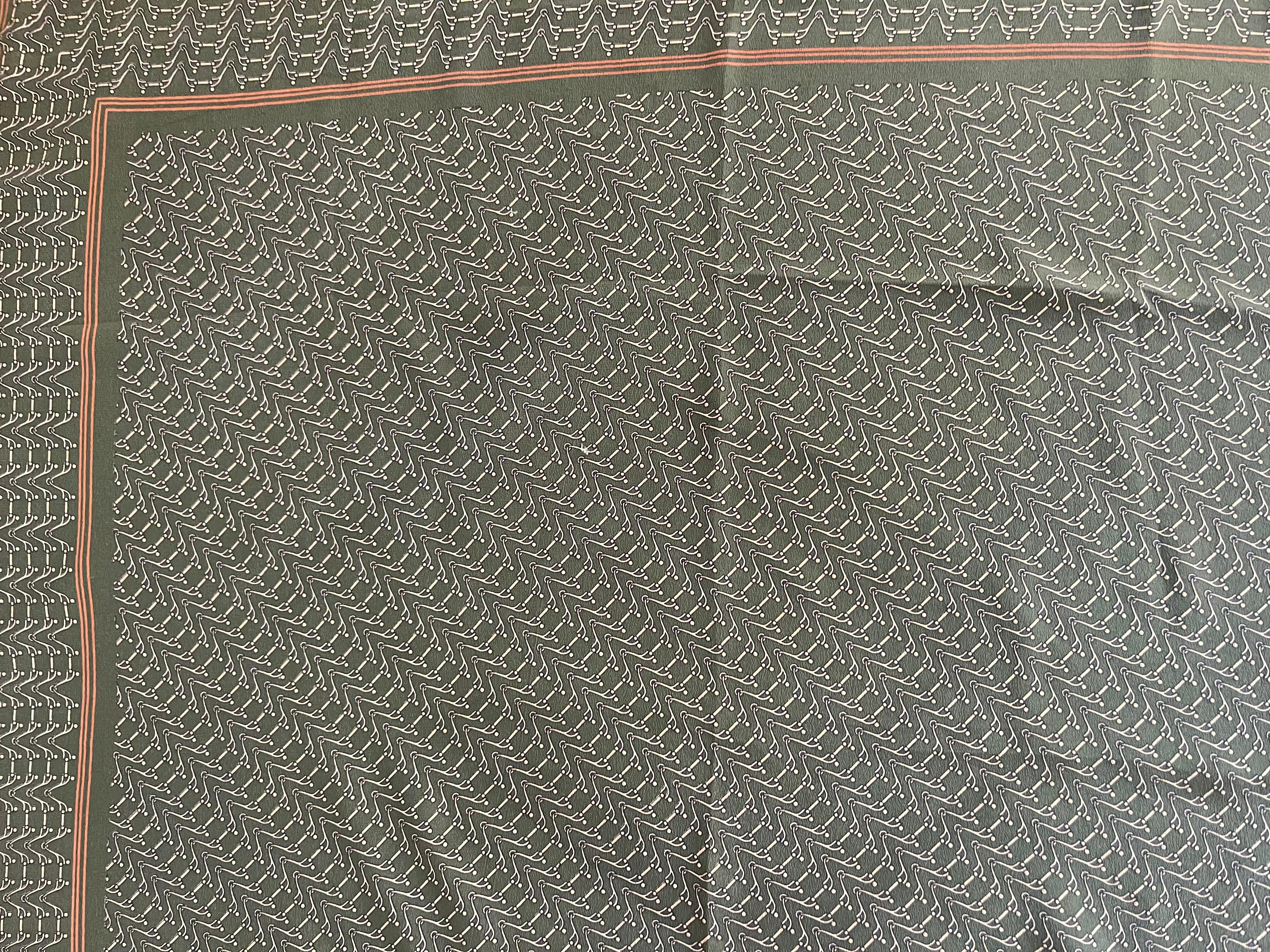 Gucci Seidenschal Marineblau & Rot im Angebot 2