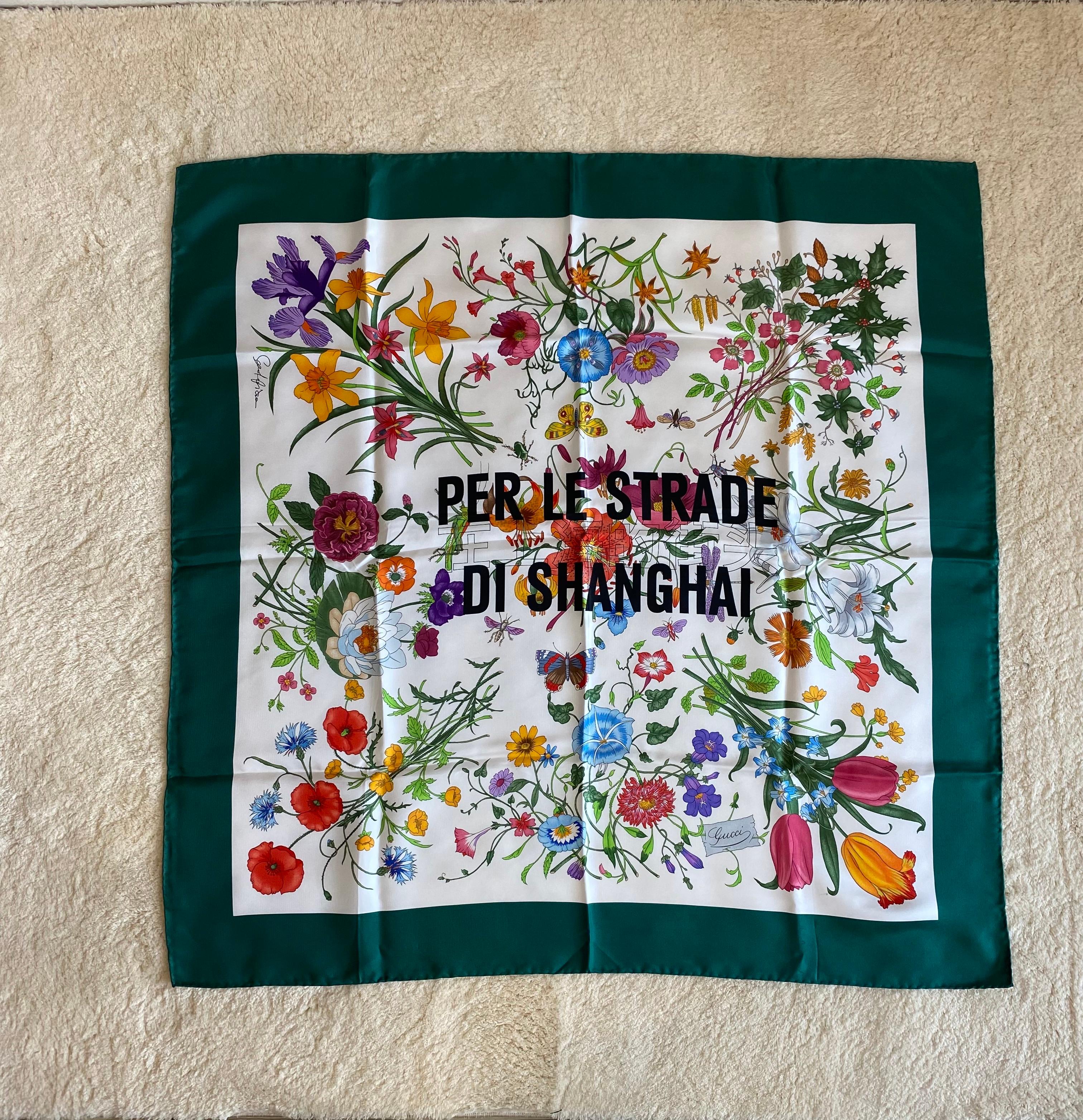Sciarpa di seta Gucci con design Sara Leghissa.
90 cm x 90 cm.
Nuovo, senza etichetta.