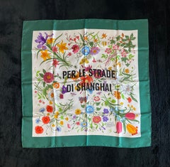 Écharpe en soie de Gucci avec am designs de Sara Leghissa.