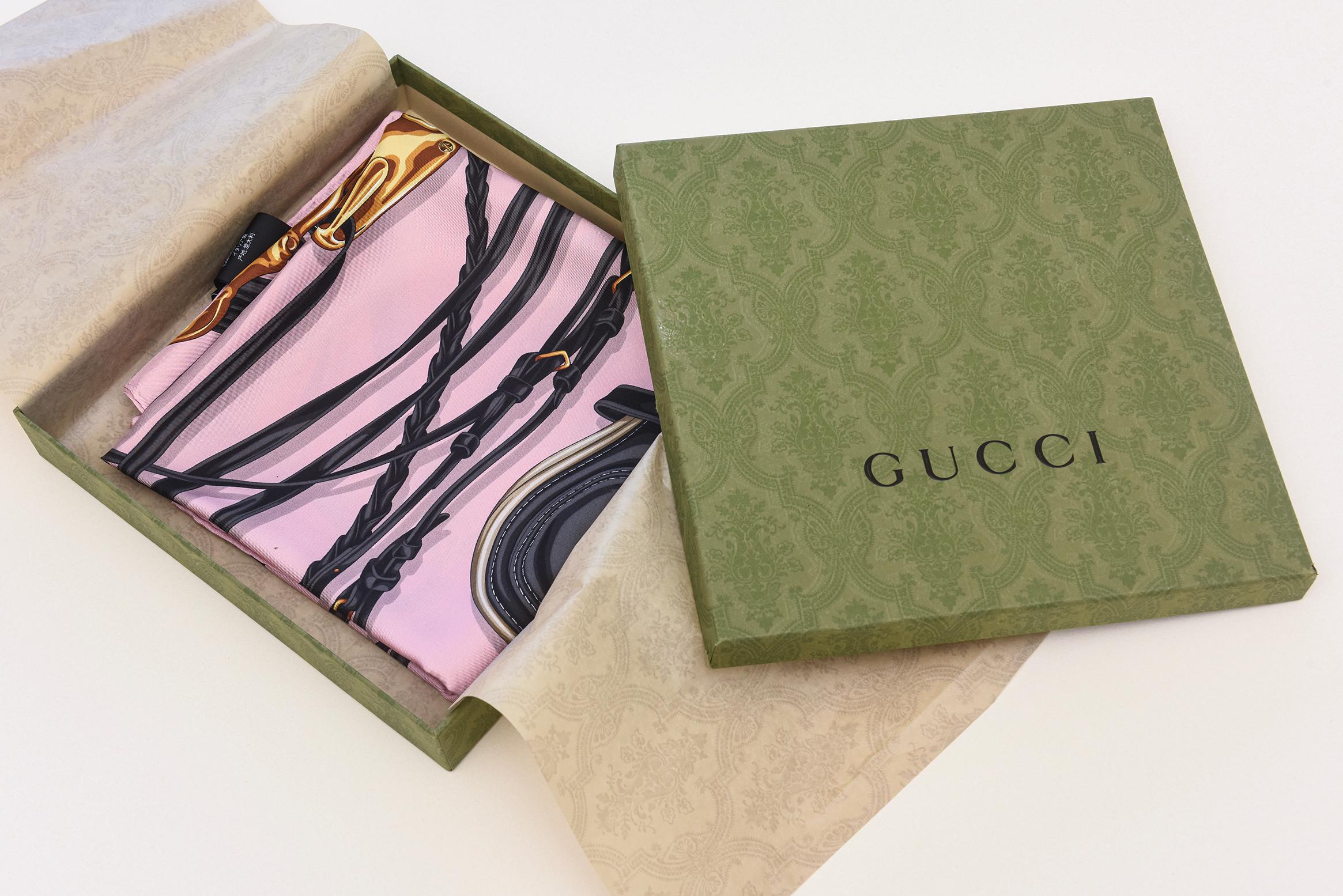 Écharpe carrée en soie de Gucci avec motif de mors de cheval rose, noir, anthracite, or en vente 10