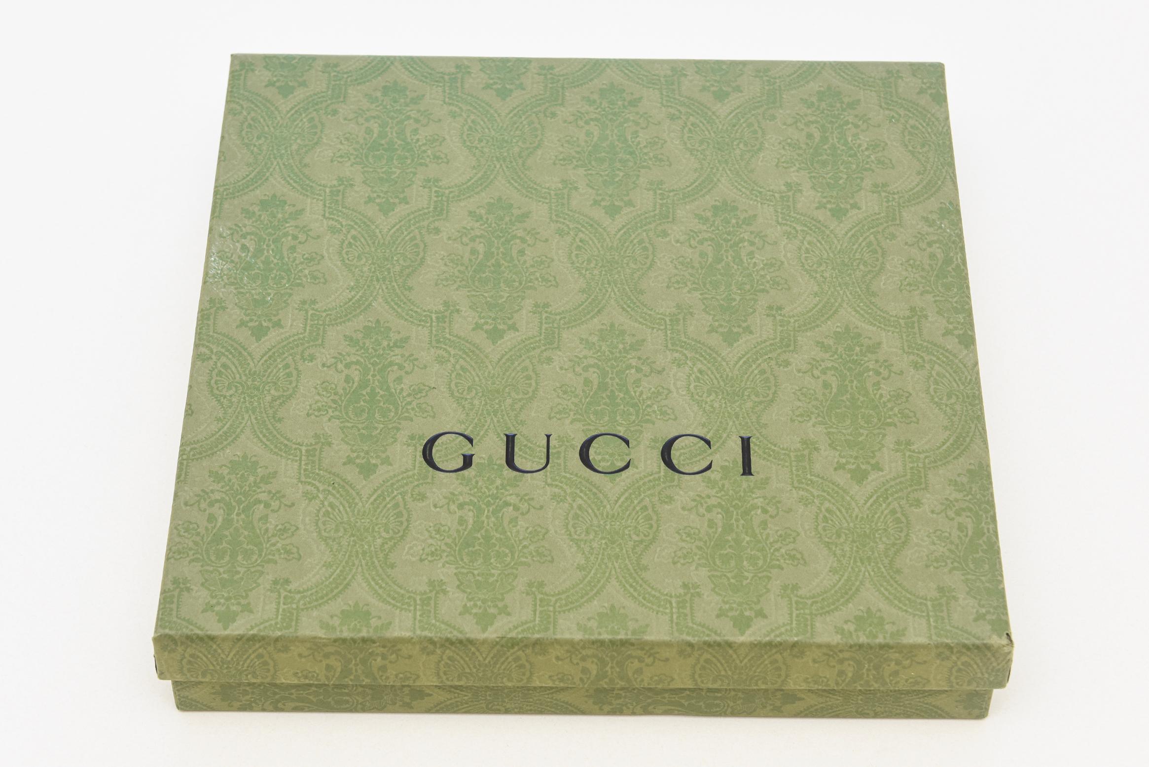 Quadratischer Seidenschal von Gucci mit Pferde Bit-Motiv in Rosa, Schwarz, Anthrazit, Gold im Angebot 11