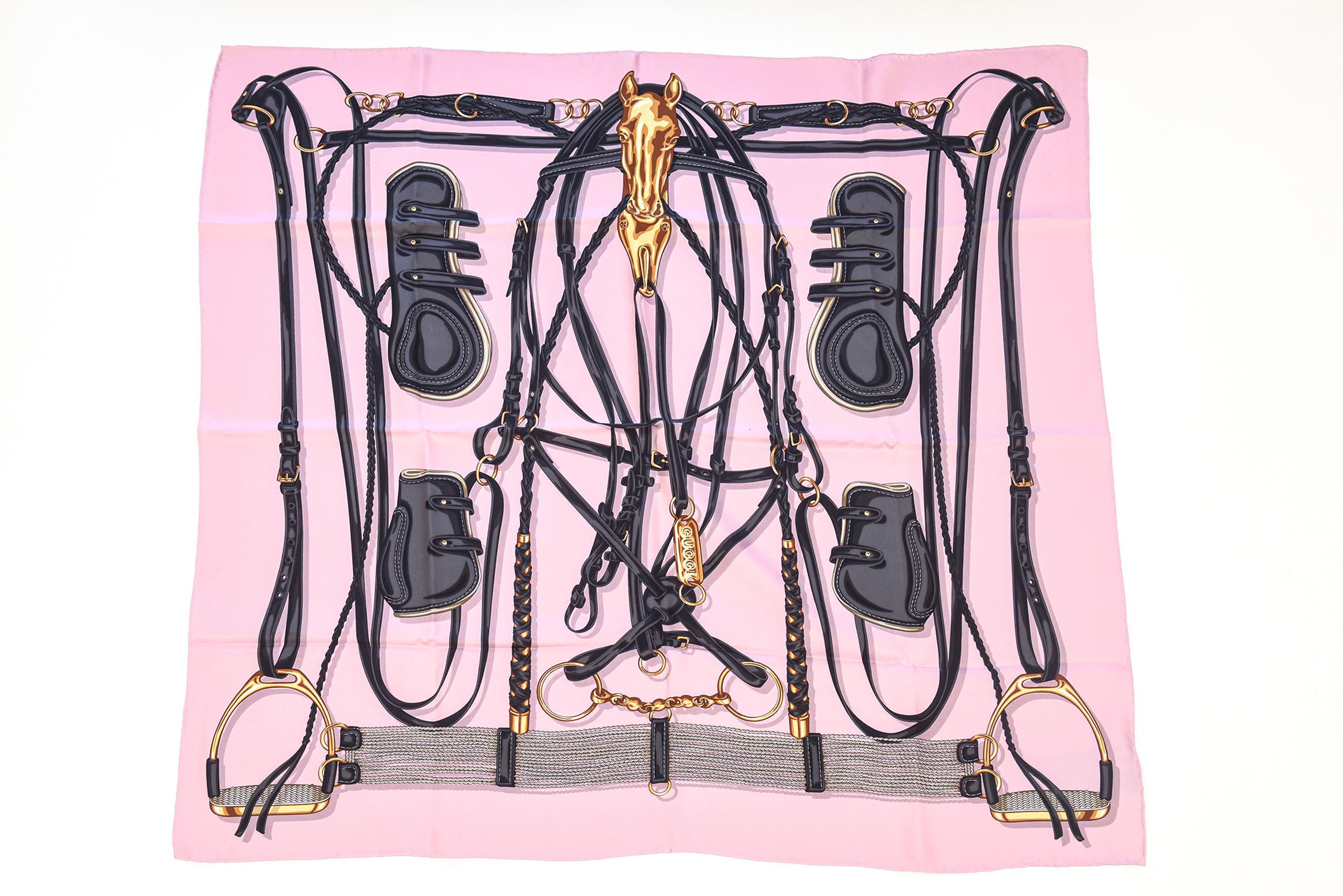 Diese atemberaubende nie verwendet italienischen unterzeichnet Gucci Seide quadratischen Schal hat schöne Farben von hellen rosa, schwarz, anthrazit und gold. Es hat das Motiv des Pferdegebisses und wird in der Originalverpackung geliefert. Ab 2015.
