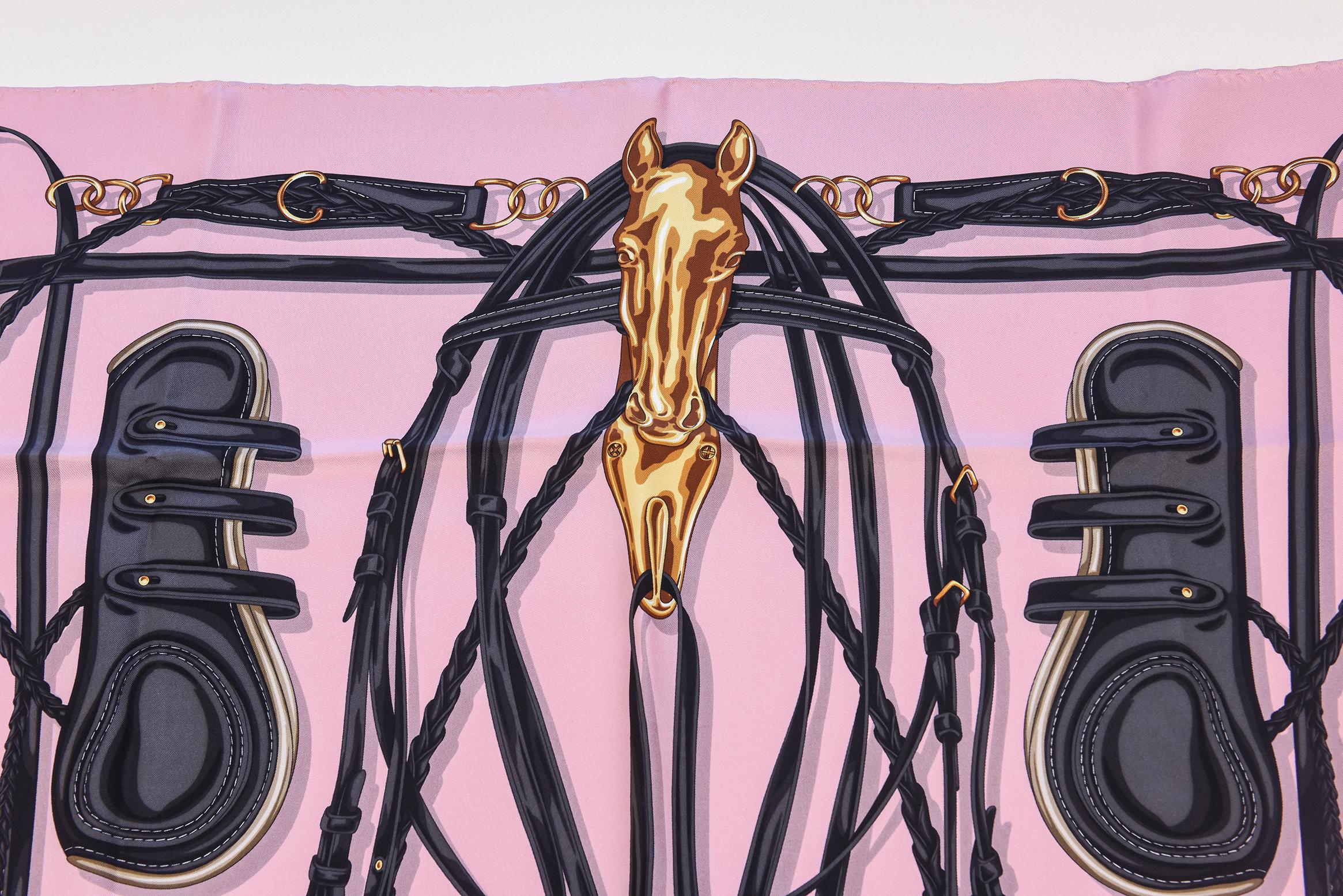 Quadratischer Seidenschal von Gucci mit Pferde Bit-Motiv in Rosa, Schwarz, Anthrazit, Gold im Zustand „Neu“ im Angebot in North Miami, FL