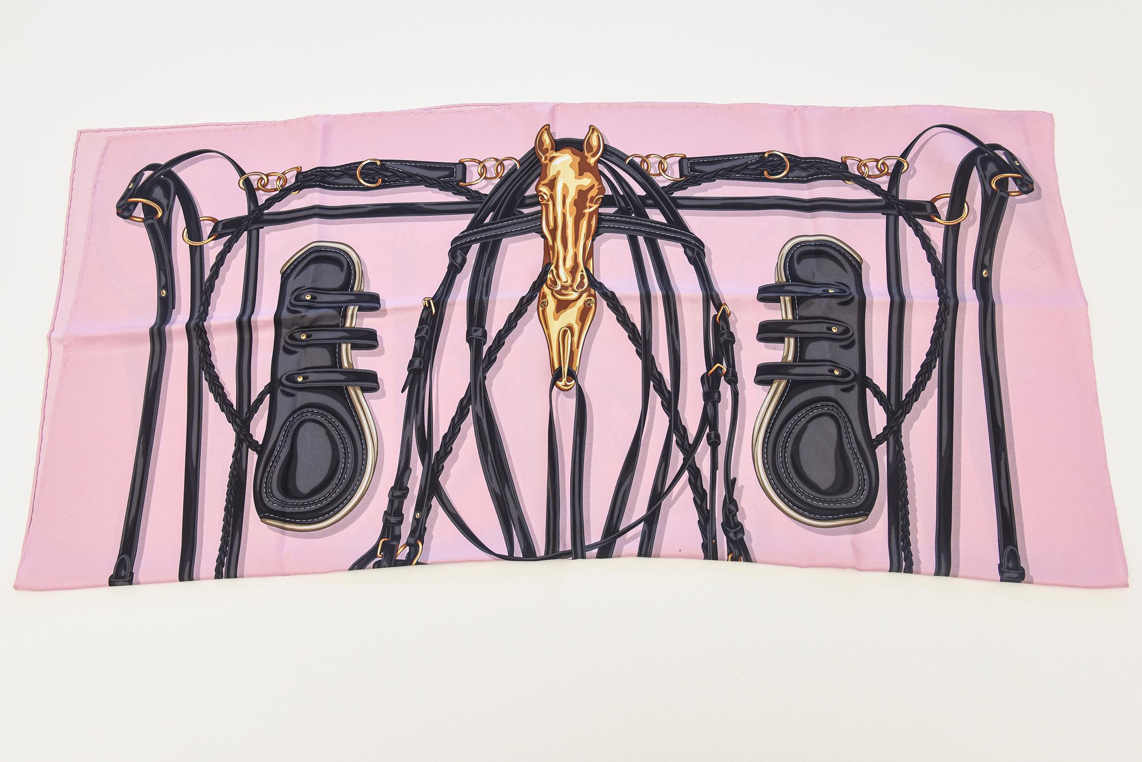Écharpe carrée en soie de Gucci avec motif de mors de cheval rose, noir, anthracite, or Pour femmes en vente