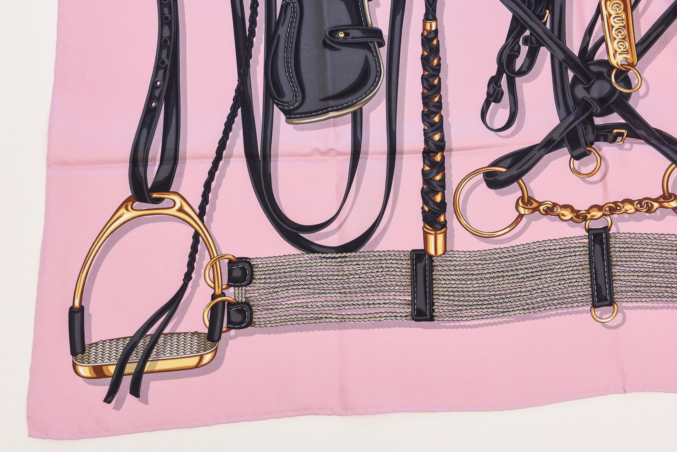 Quadratischer Seidenschal von Gucci mit Pferde Bit-Motiv in Rosa, Schwarz, Anthrazit, Gold im Angebot 2