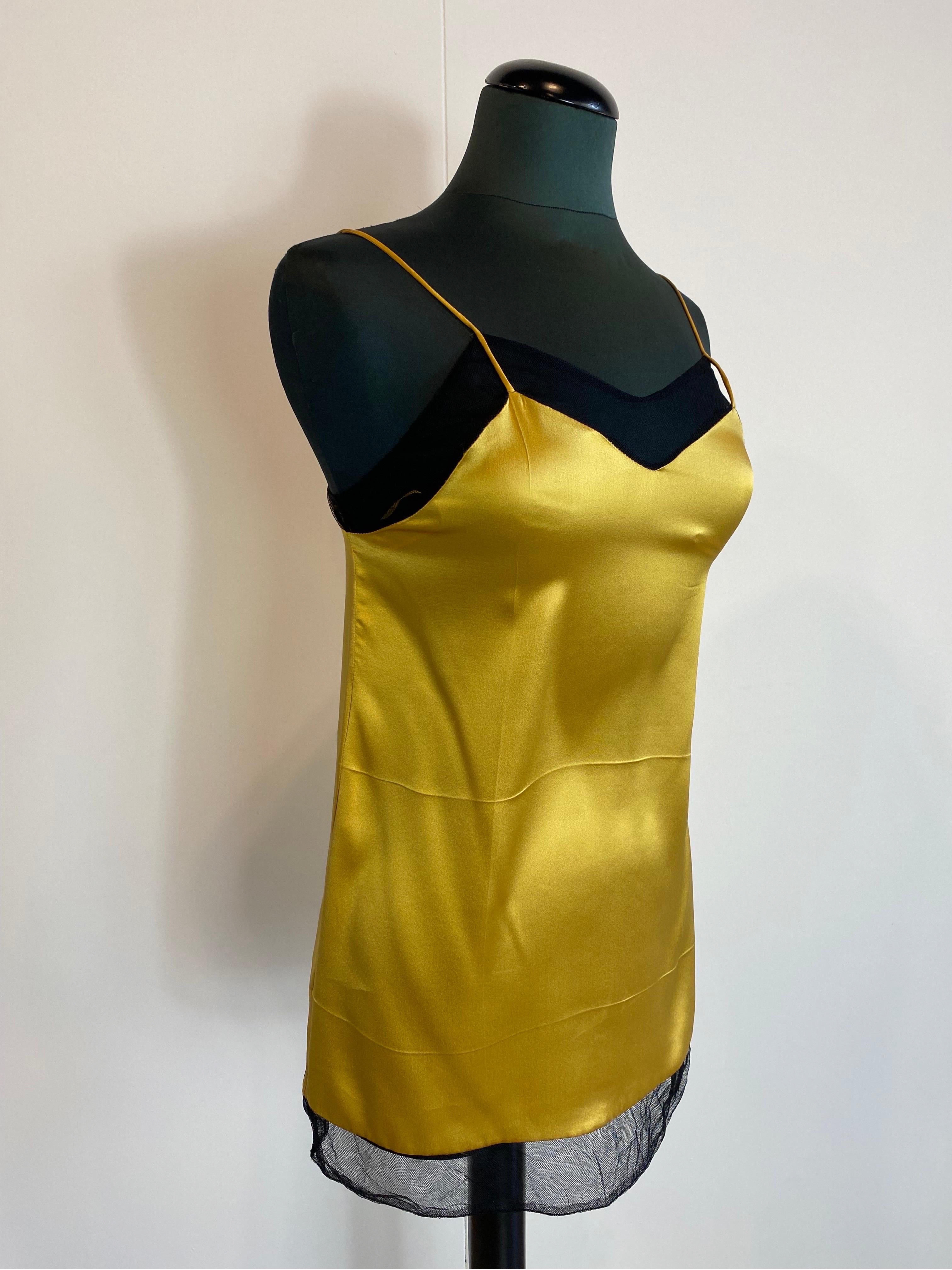 Gucci sleeveless top in silk.
In silk. 
Size 38.
Length 61
Width 43
In excellent general condition, shows signs of normal use.