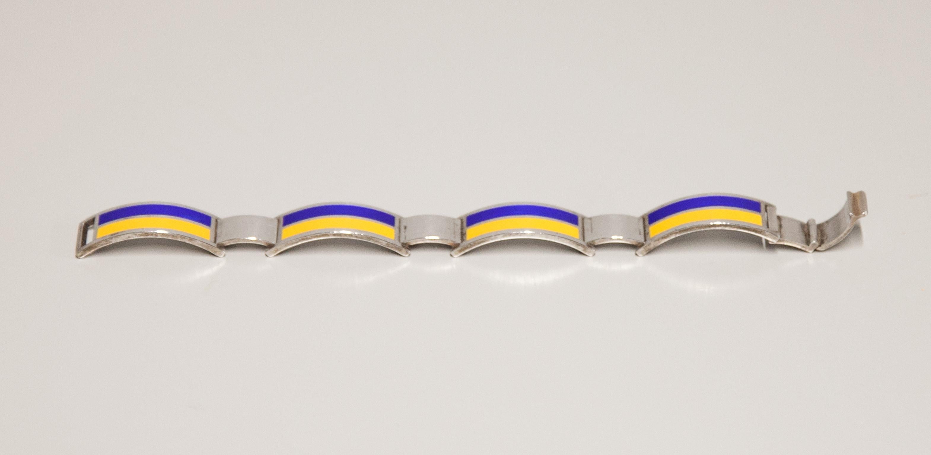 Elegantes Armband aus 925er Sterlingsilber mit blauen und gelben Emaileinschlüssen in Form der ukrainischen Flagge, gestempelt mit Gucci und der Silbermarke und entworfen von Antonio Fallaci.