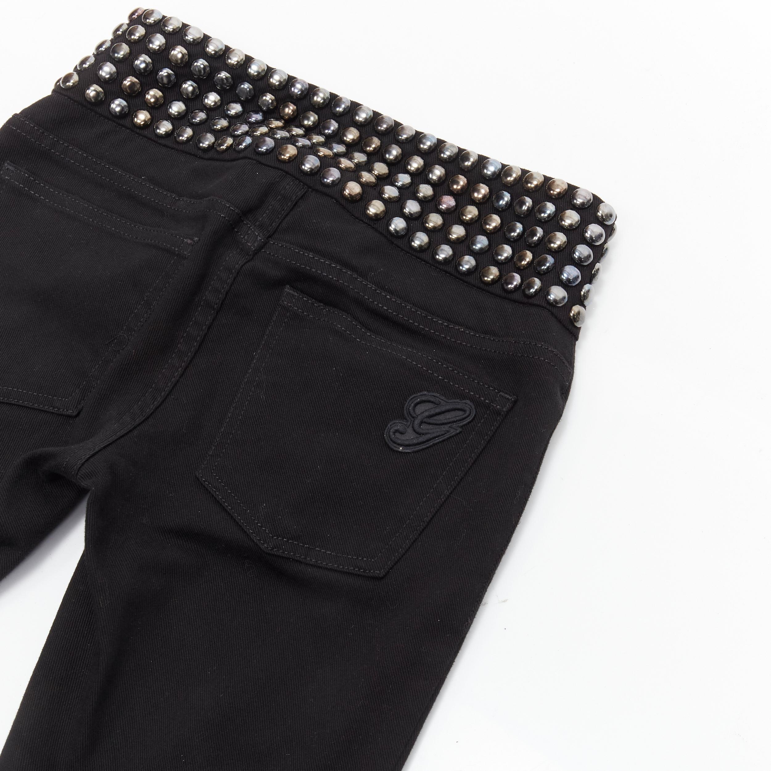 GUCCI Silberne Denim-Jeans mit Kuppelstecker-Verzierung an der Taille IT36 XS
Marke: Gucci
MATERIAL: Fühlt sich an wie Baumwolle
Farbe: Schwarz
Muster: Solide
Verschluss: Zip Fly
Extra Detail: Mit Kuppelnieten verziertes Taillenband.